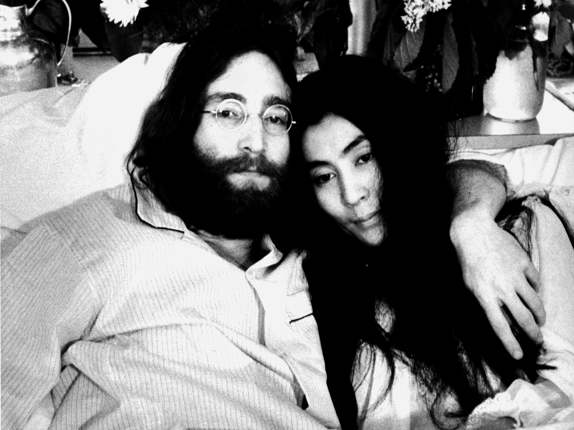 Der britische Musiker John Lennon und seine Frau, die japanische Künstlerin Yoko Ono, geben aus einem Bett eine Pressekonferenz unter dem Motto «Make love, not war».