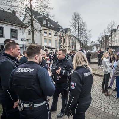 Jugend sammelt sich in Schlebusch. Foto: Ralf Krieger