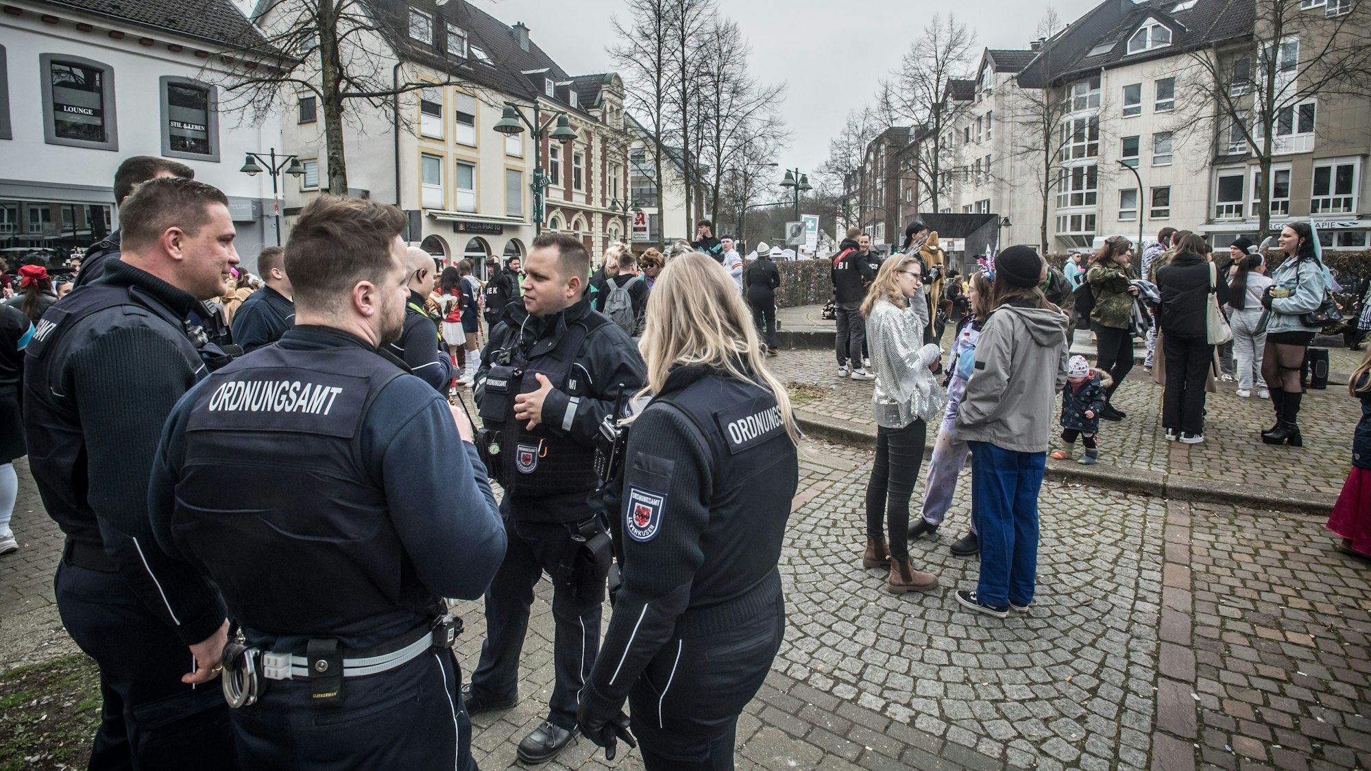 Jugend sammelt sich in Schlebusch. Foto: Ralf Krieger