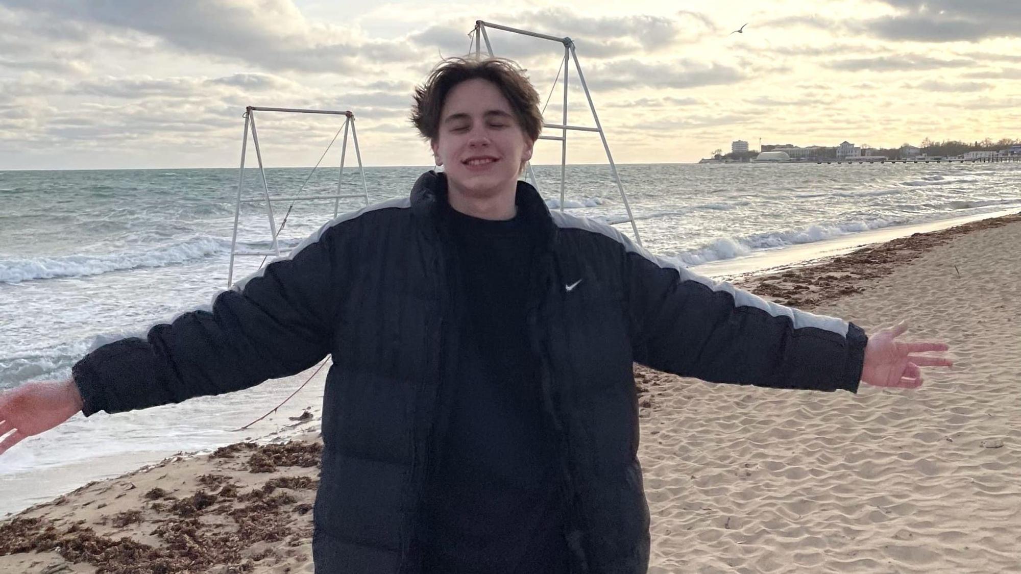 Tristan Simon steht auf dem Strand