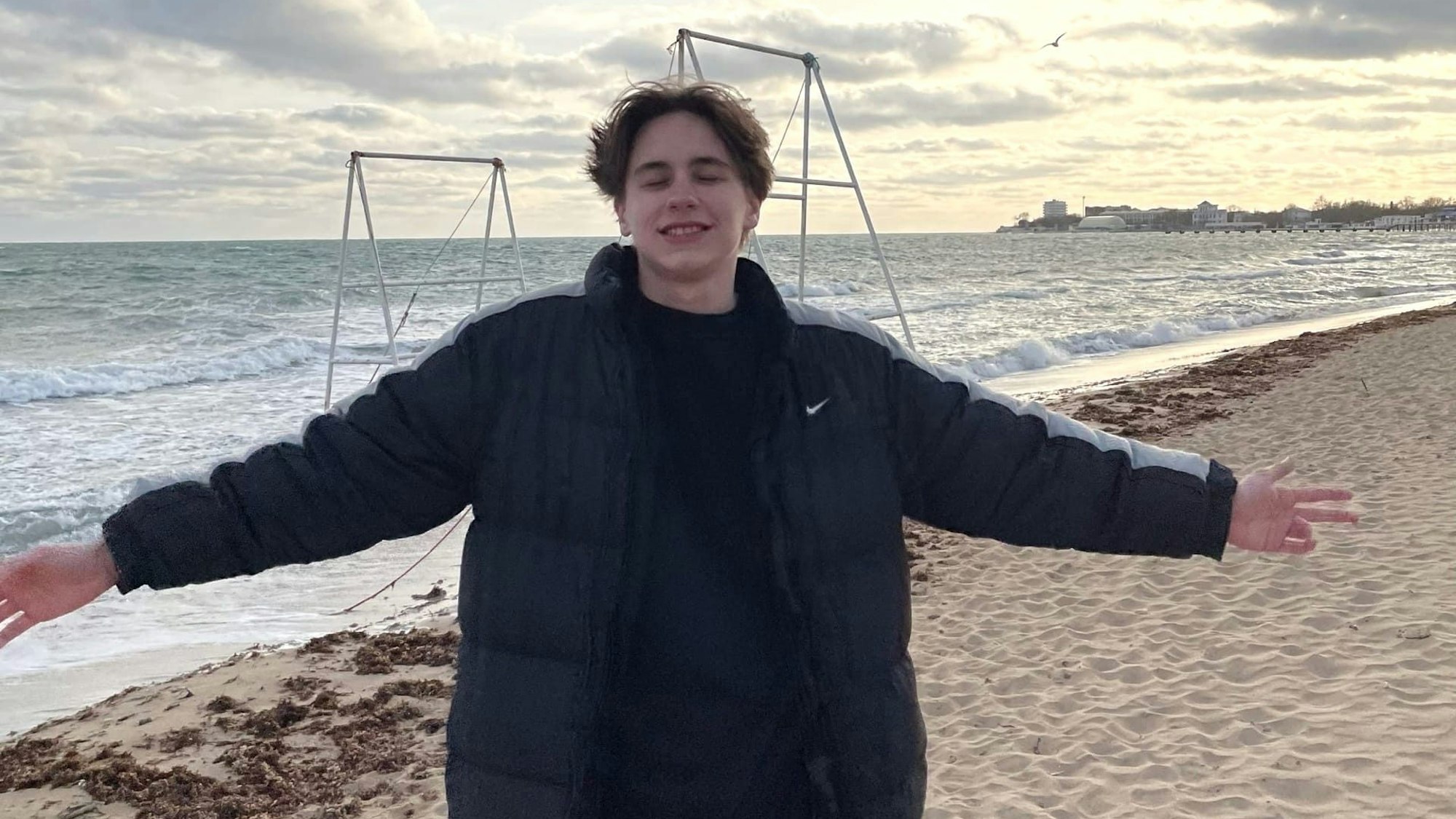 Tristan Simon steht auf dem Strand