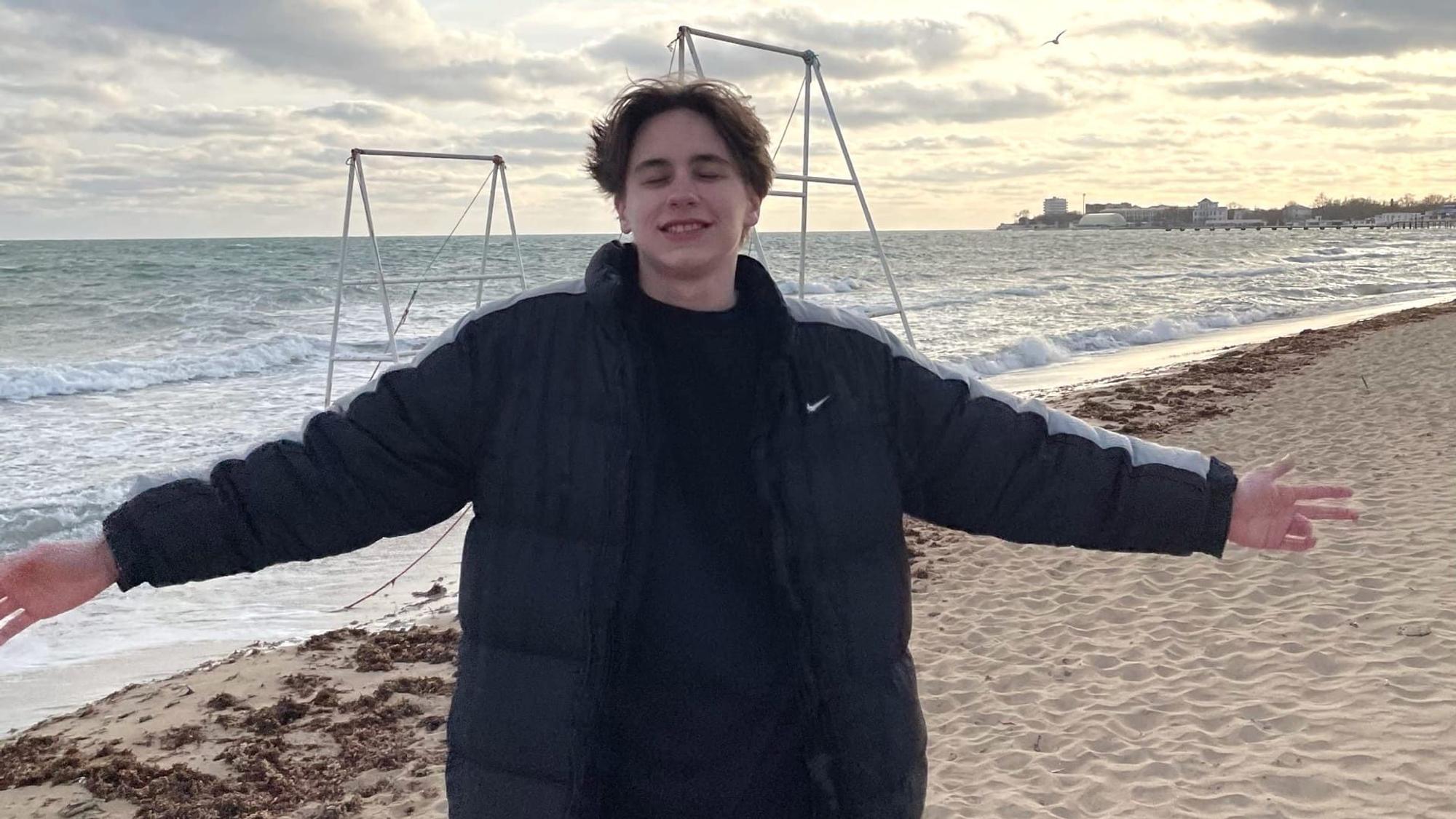 Tristan Simon steht auf dem Strand