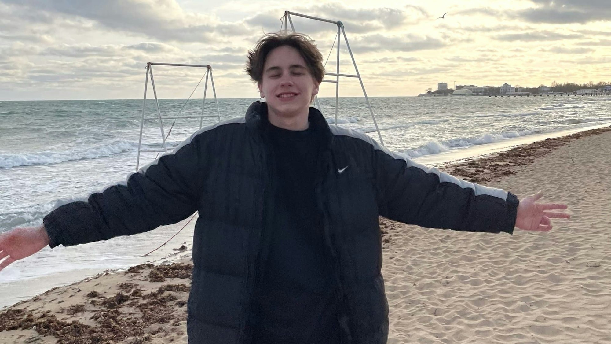 Tristan Simon steht auf dem Strand