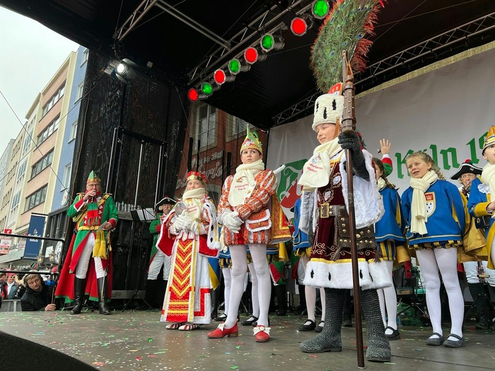 Das Kinderdreigestirn auf der Bühne am Alter Markt.