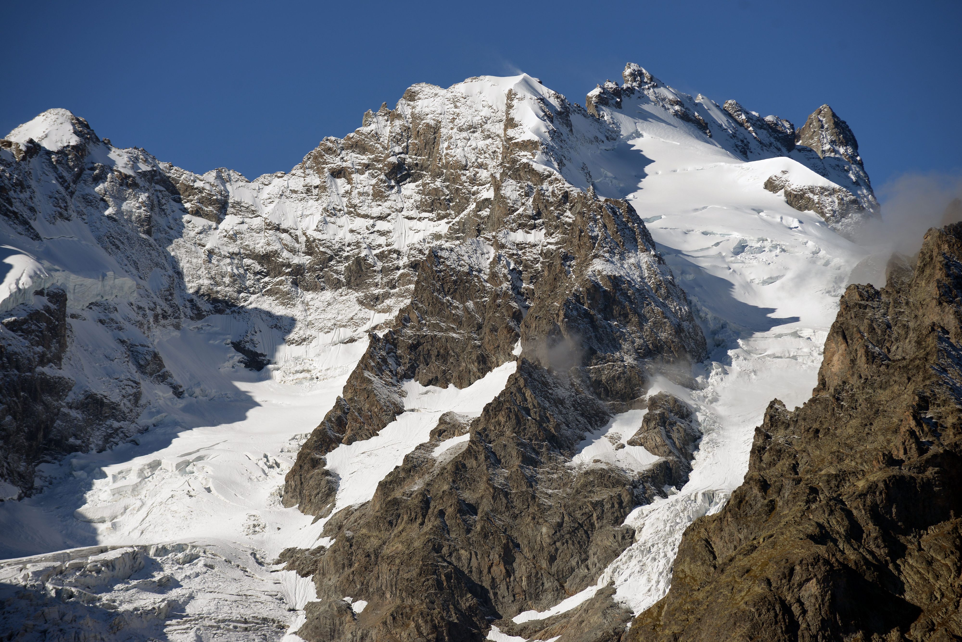 Blick vom Col de Lautaret auf die Gletscher der Barre des Ecrins in den französischen Alpen.