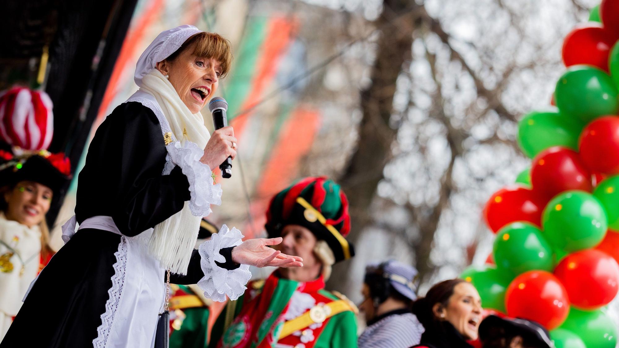Henriette Reker (parteilos), Oberbürgermeisterin, steht an Weiberfastnacht bei der Eröffnung des Straßenkarnevals auf dem Alter Markt auf der Bühne der Altstädter - zu verstehen ist sie leider nicht.