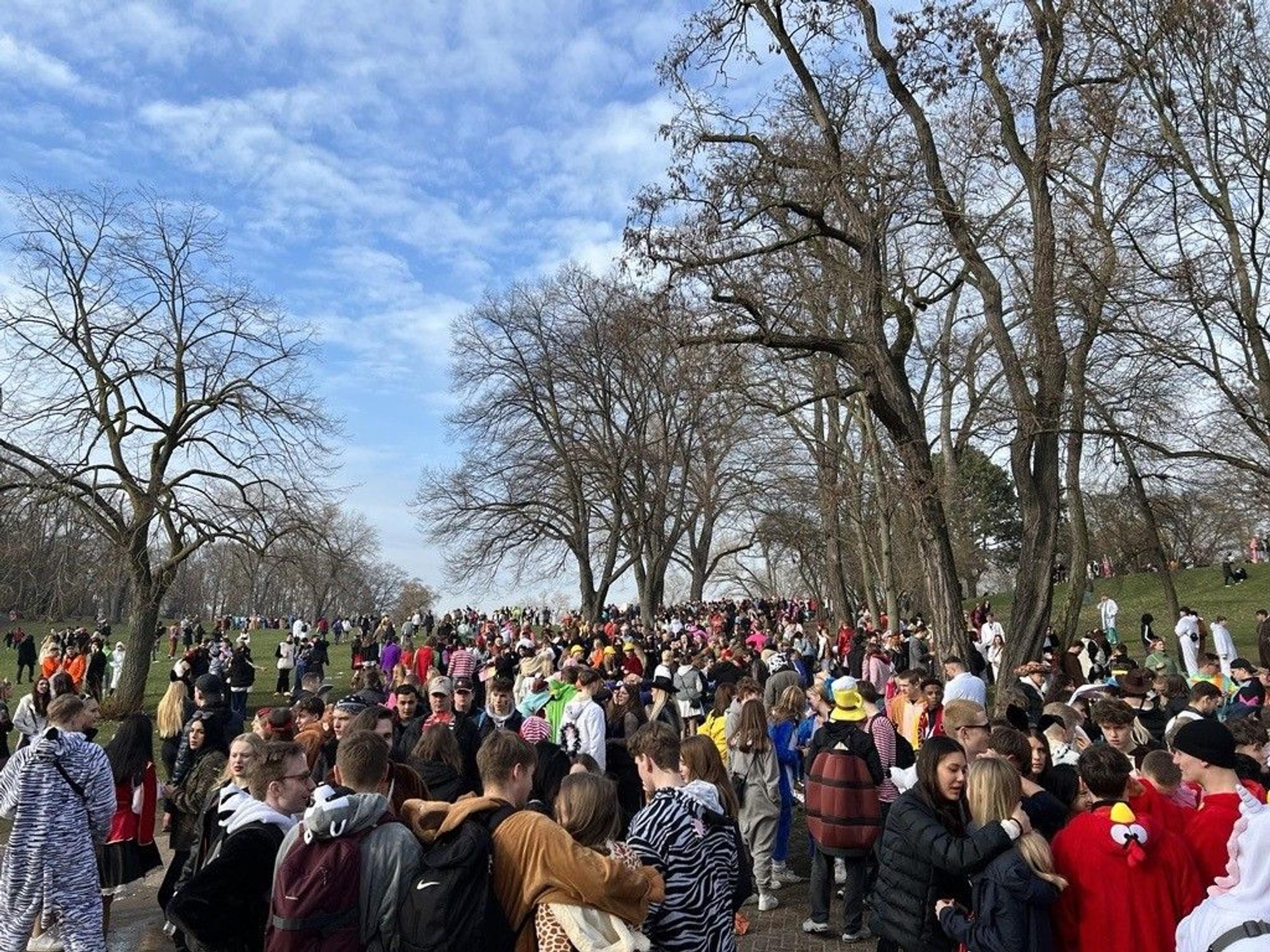 Das Partyvolk strömt an Weiberfastnacht in Richtung Aachener Weiher.