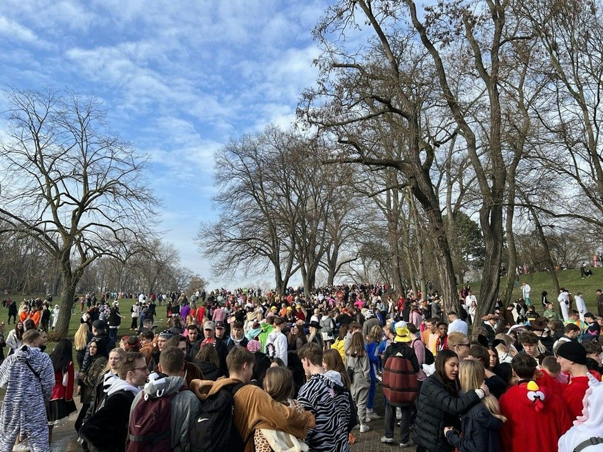Das Partyvolk strömt an Weiberfastnacht in Richtung Aachener Weiher.