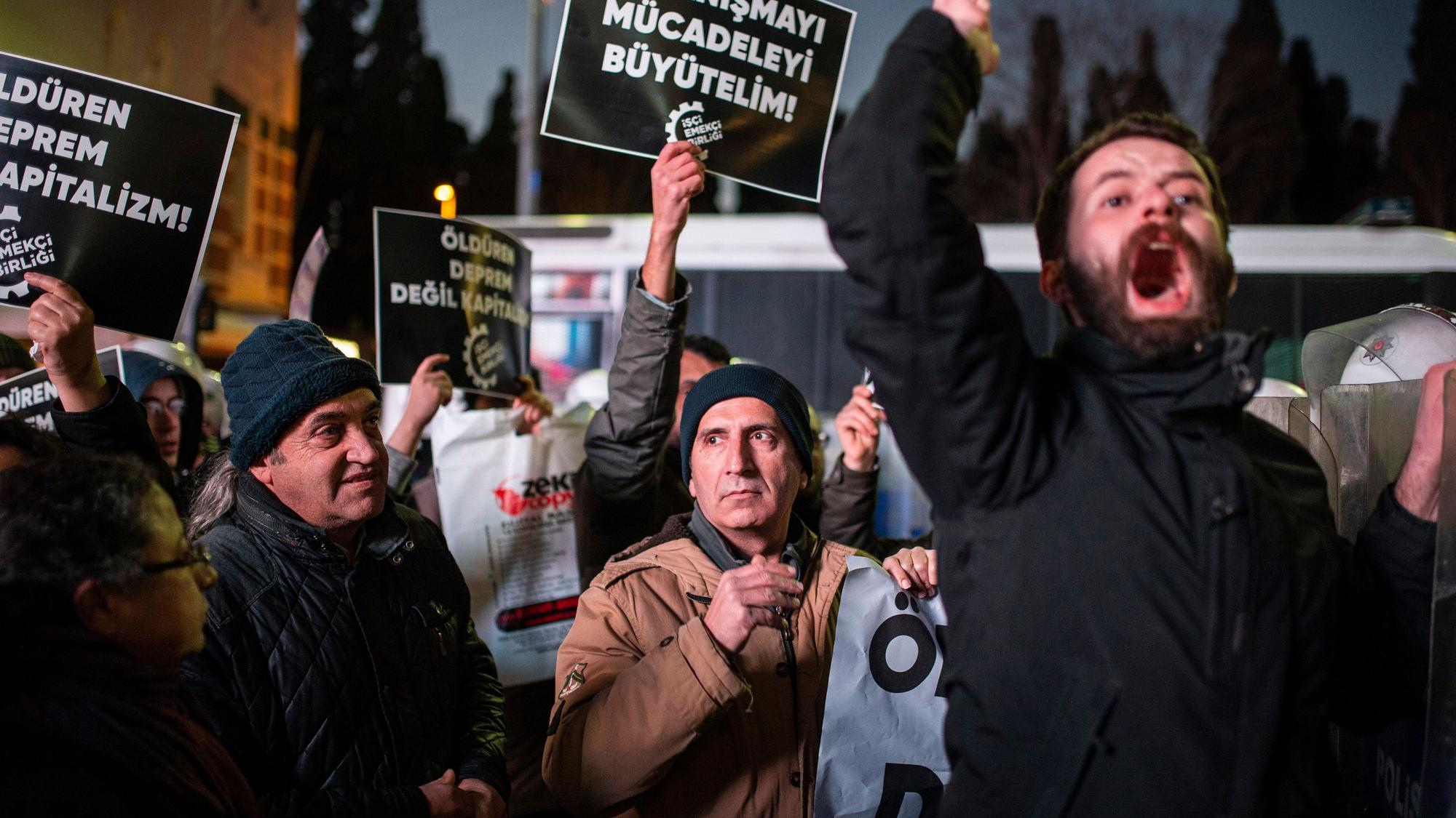 13. Februar 2023:In Istanbul protestieren Menschen gegen den Umgang der türkischen Regierung mit dem Erdbeben. (Archivbild)