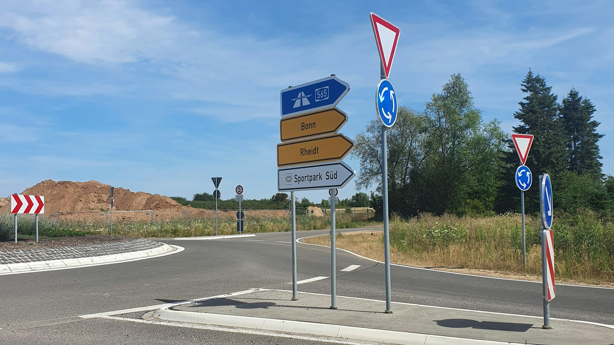 Schilder an der Ortsumgehung L269n.