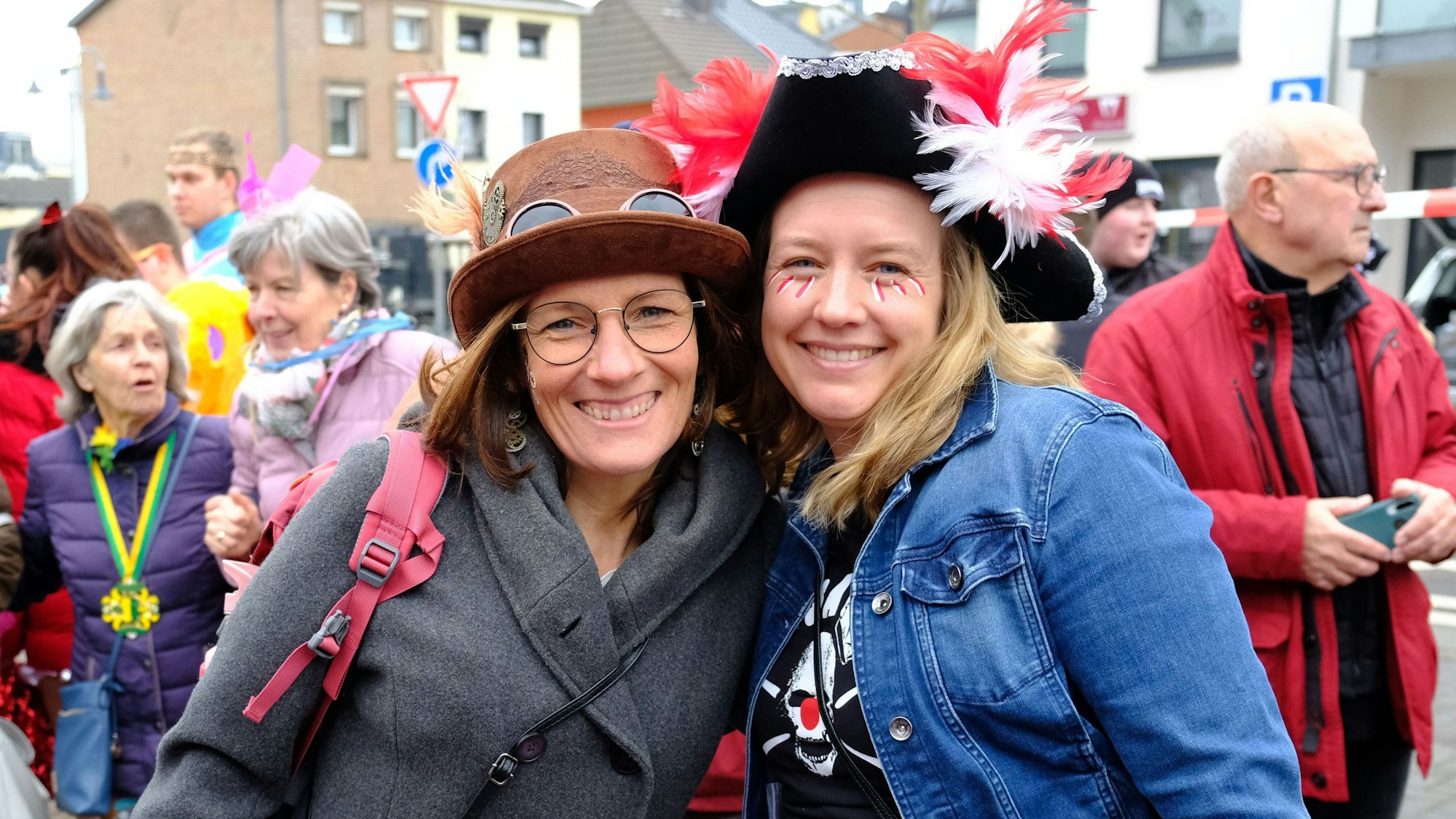 Weniger Feiernde als vor Corona. Aber de beiden Freundinnen Carina und Susanne freuen sich auf Karneval.