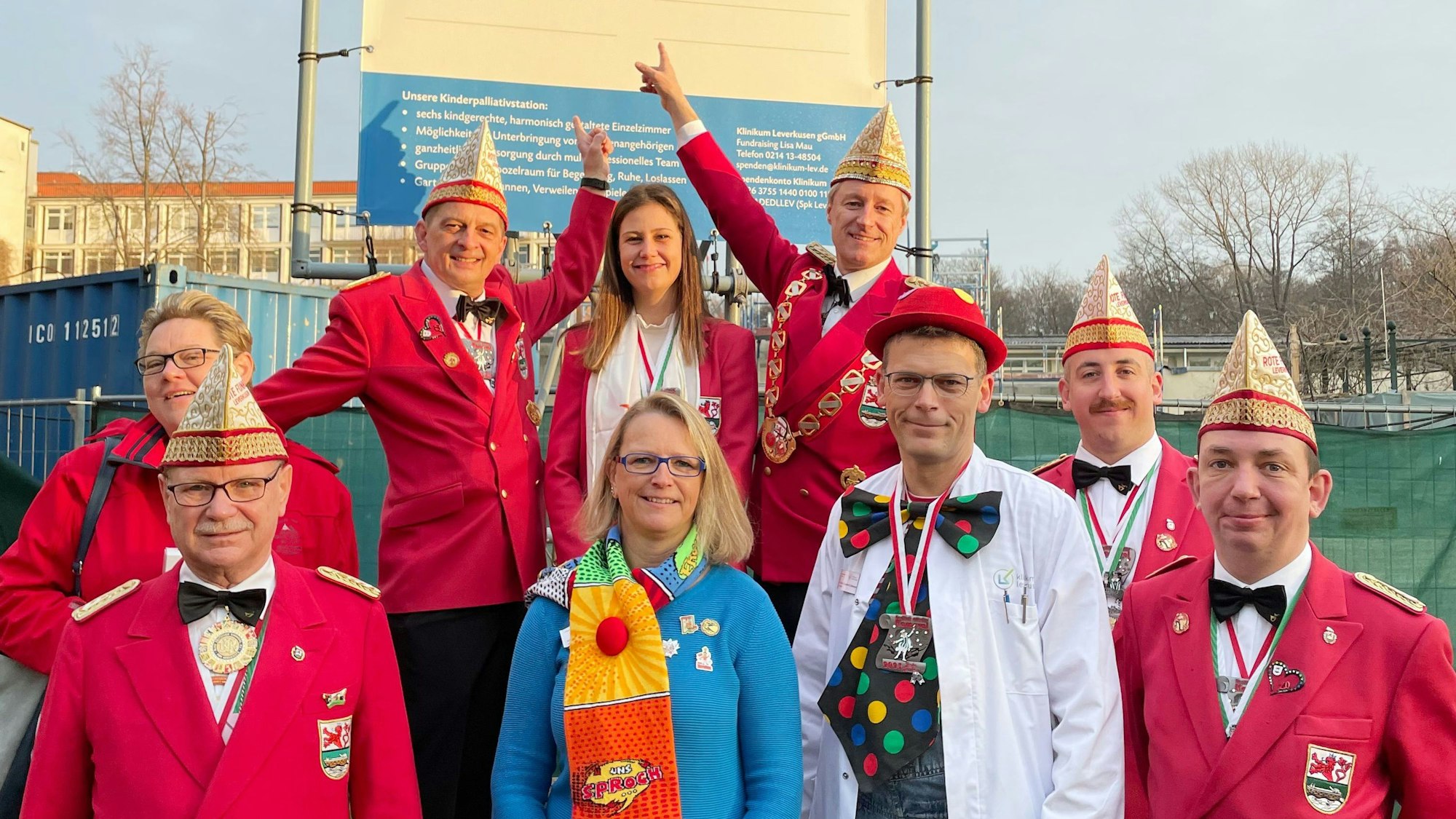 Karnevalisten umringen Dr. Joachim Eichhorn, Klinikum Leverkusen