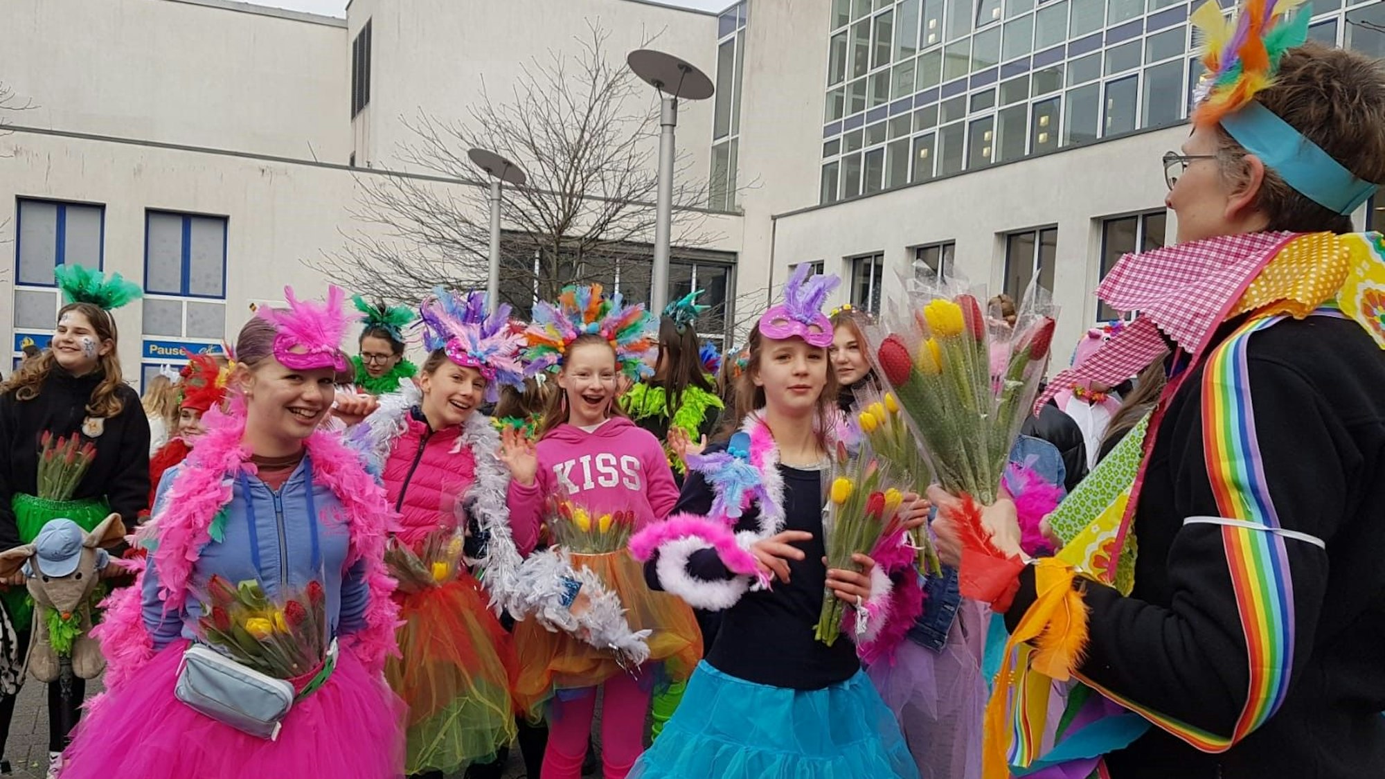 Aufregung bei den Schülerinnen und Schülern kurz bevor der Zug startete.