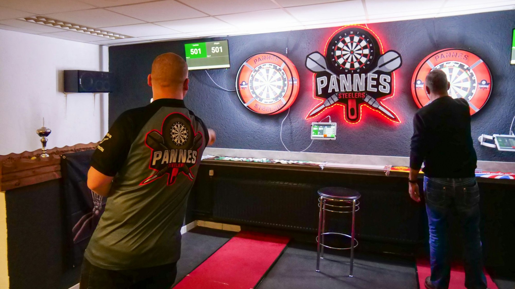 E-Dart-Boards bestehen aus Kunststoff und beinhalten Elektronik. Dadurch entfällt das Rechnen und Schreiben weitestgehend.