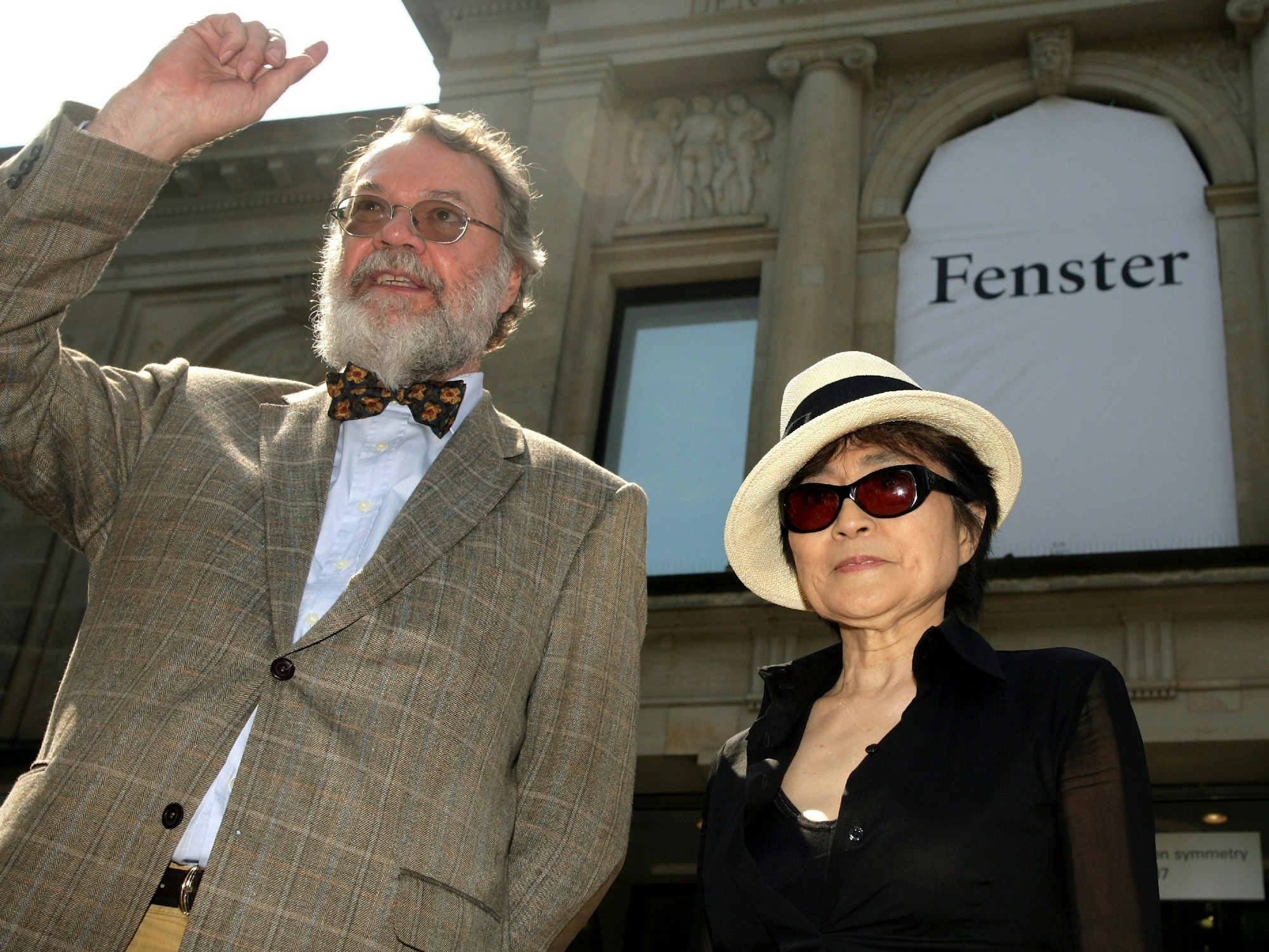Yoko Ono steht neben dem Direktor der Kunsthalle Bremen, Wulf Herzogenrath.