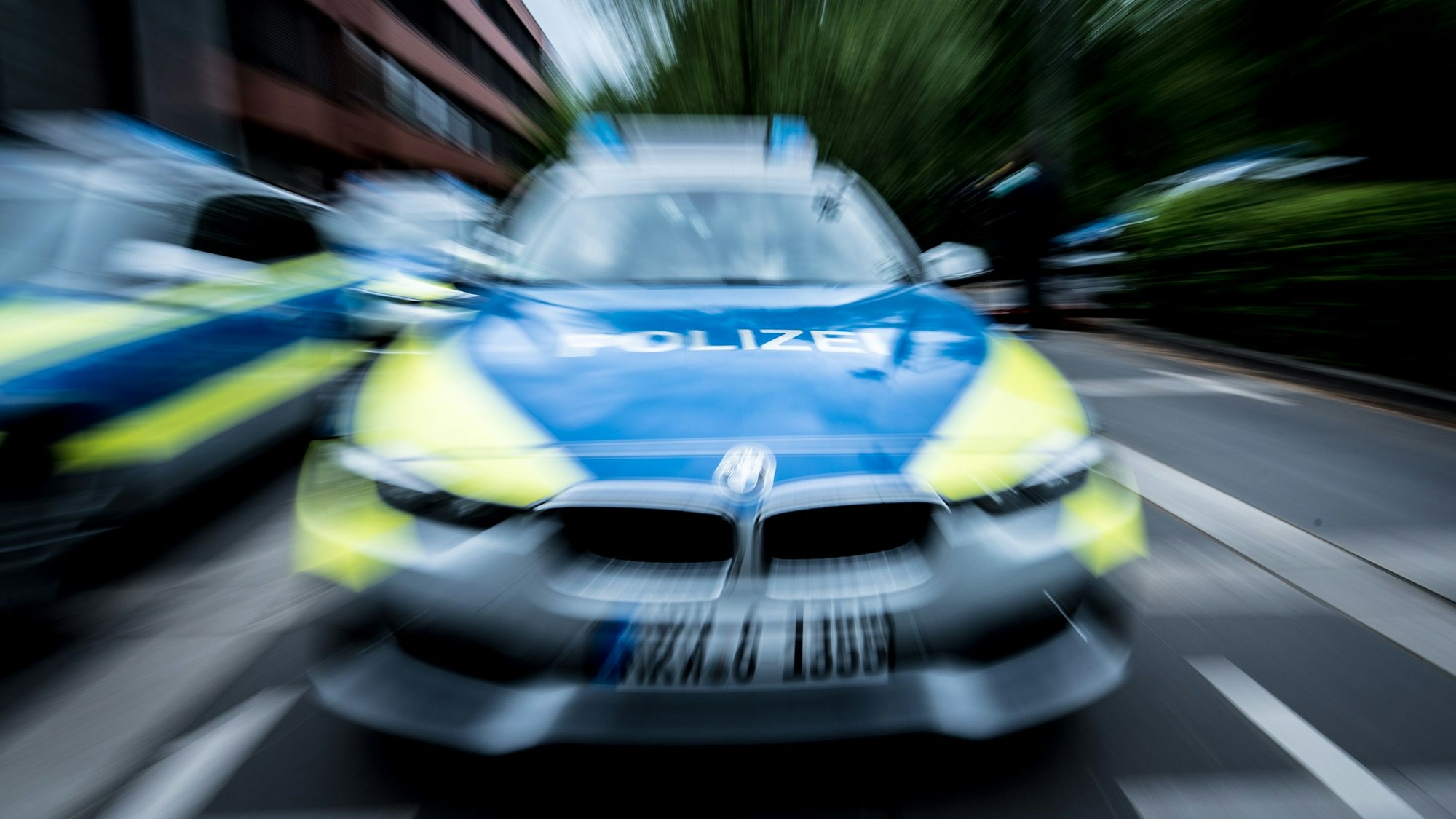Das Foto zeigt einen Polizeiwagen im Einsatz.