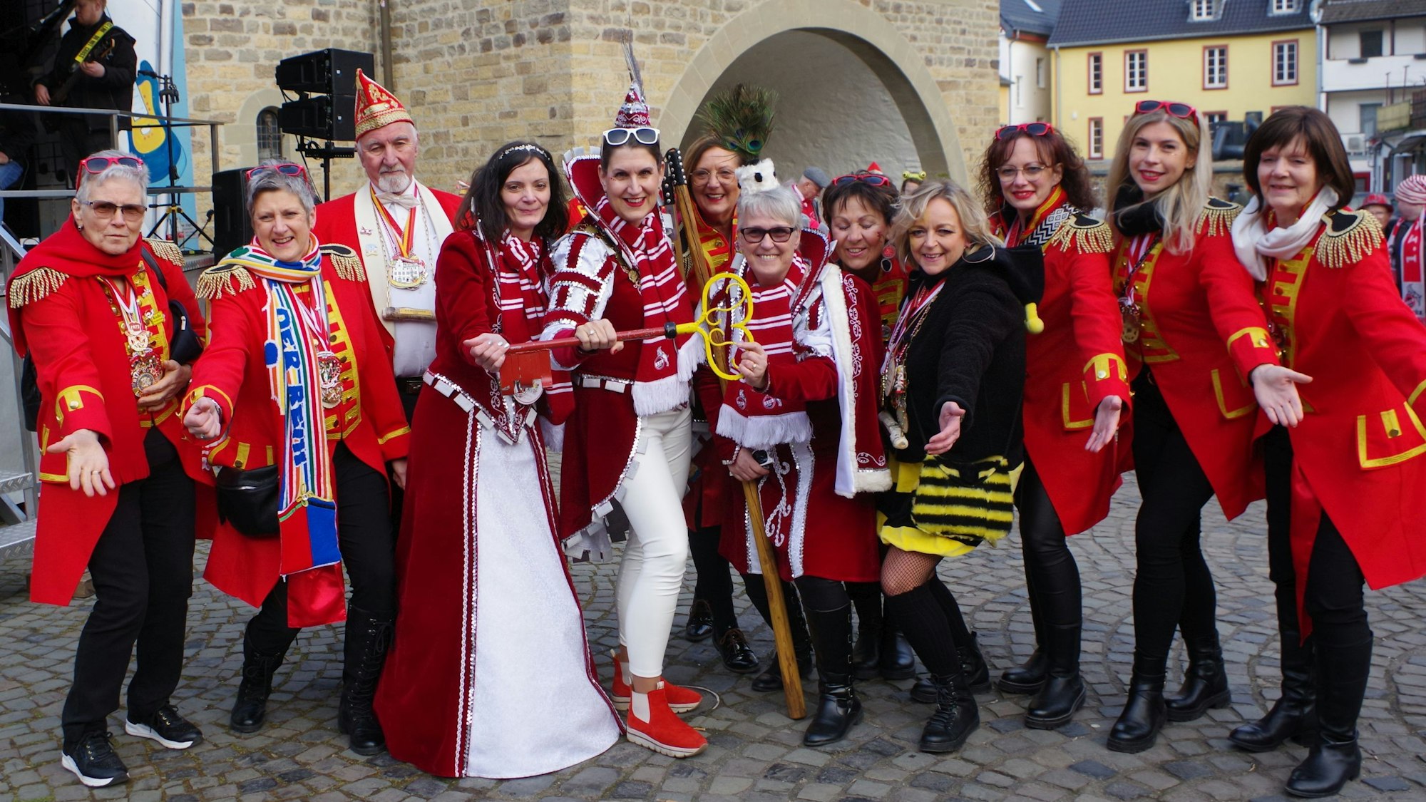 Triumphierend und glücklich: das Mutscheider Dreigestirn mit dem gerade eroberten symbolischen Rathausschlüssel.
