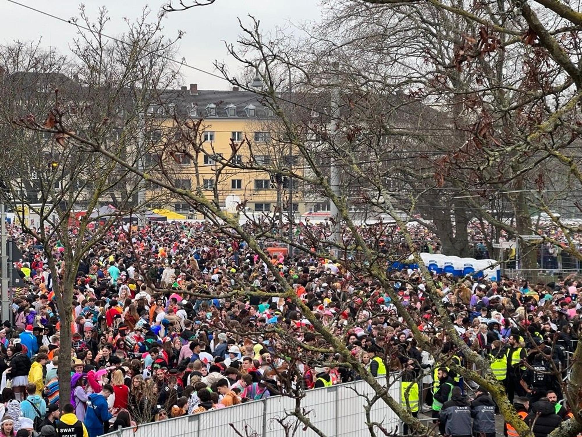 Blick von der Sperrstelle Unimensa auf die Ausweichflächen