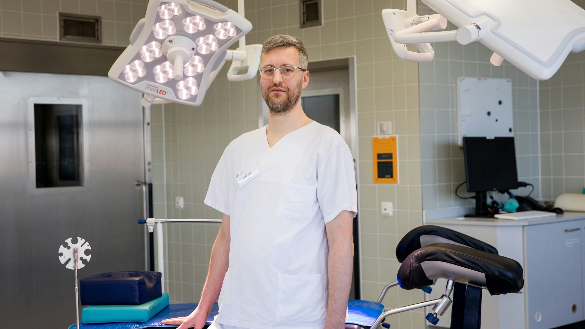 OP-Pfleger Marc Schlötter steht in einem Operationssaal des St. Elisabeth Krankenhauses.