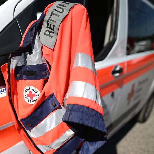 Eine Rettungsweste des DRK hängt an einem Einsatzfahrzeug.