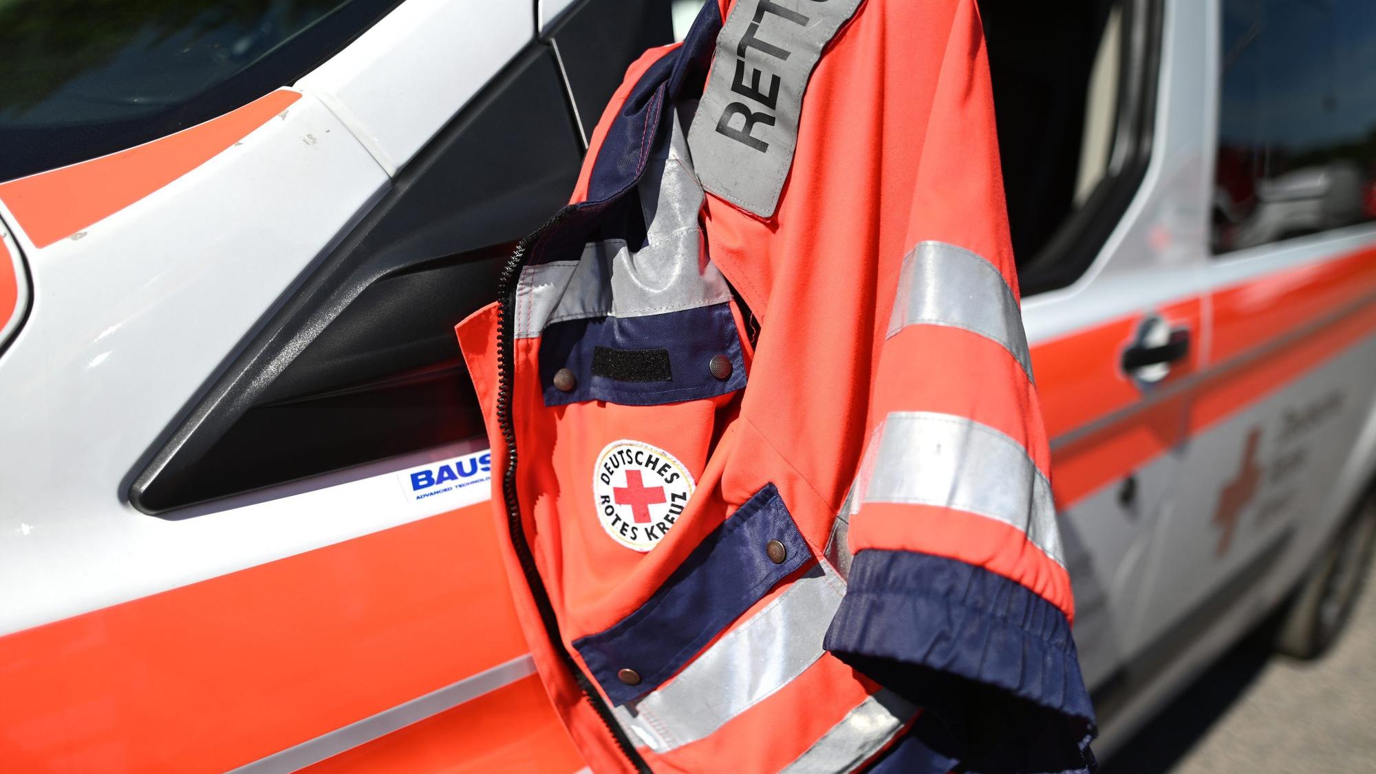 Eine Rettungsweste des DRK hängt an einem Einsatzfahrzeug.