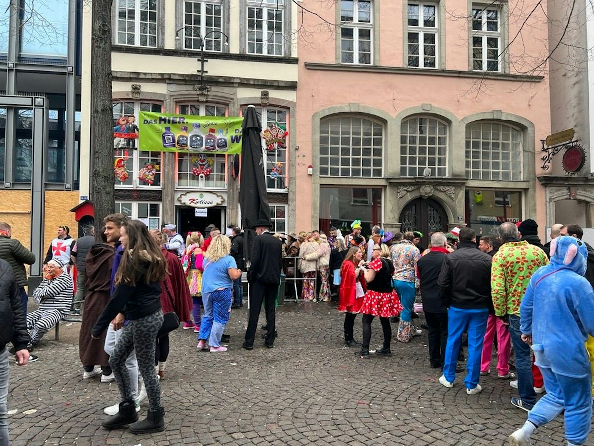 Vor den Kneipen in der Altstadt bilden sich mittlerweile die ersten Schlangen.