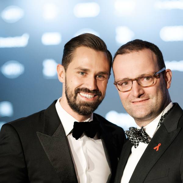 CDU-Gesundheitspolitiker Jens Spahn (CDU) und Journalist Daniel Funke (l), mit dem Spahn mittlerweile verheiratet ist, kommen zur 23. Operngala für die Deutsche Aids-Stifung.