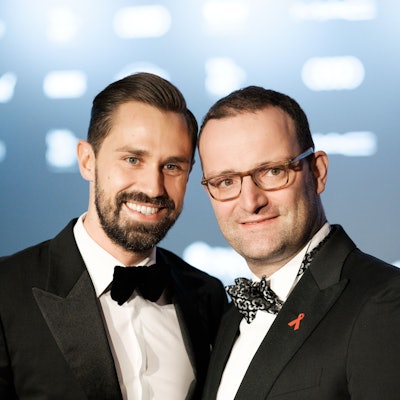 CDU-Gesundheitspolitiker Jens Spahn (CDU) und Journalist Daniel Funke (l), mit dem Spahn mittlerweile verheiratet ist, kommen zur 23. Operngala für die Deutsche Aids-Stifung.