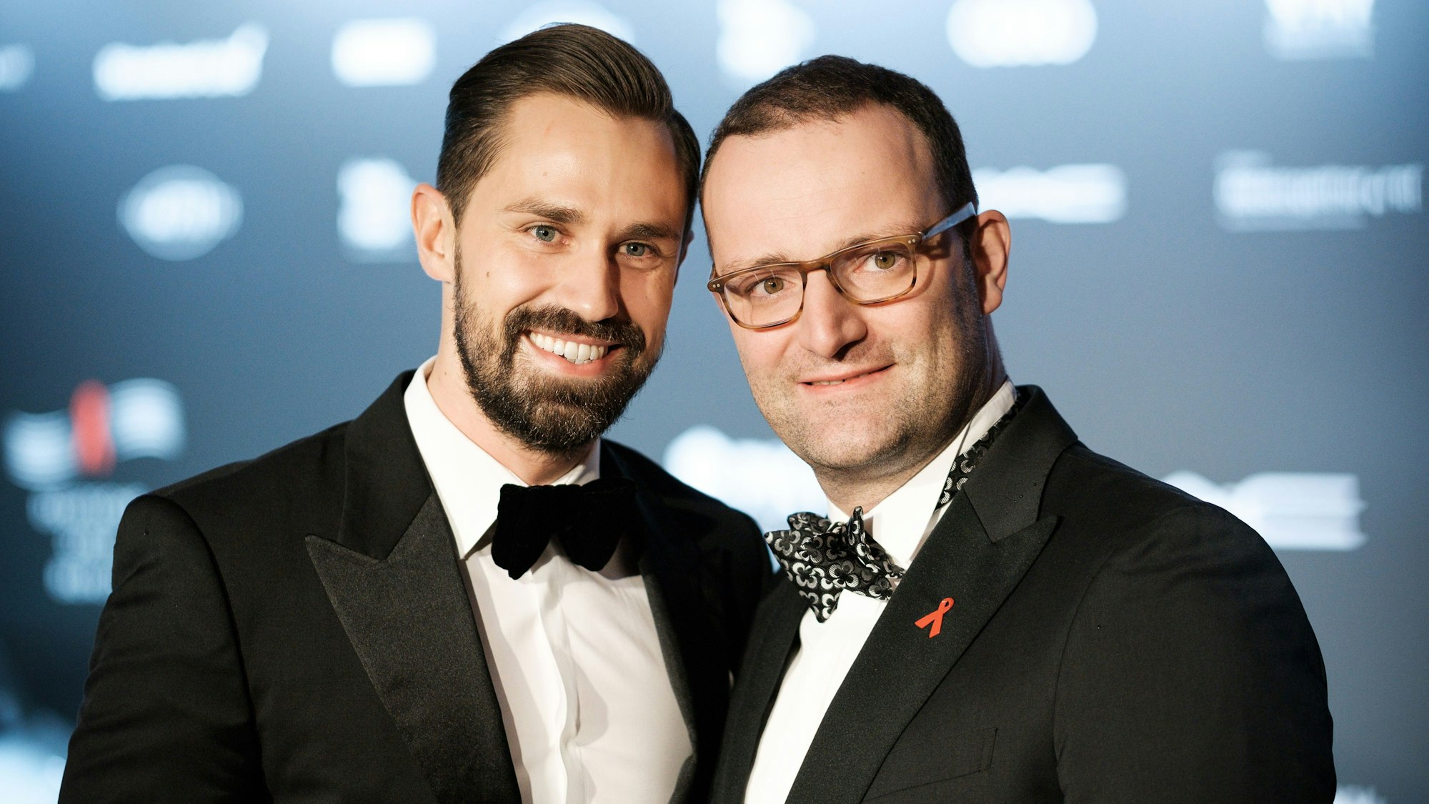 CDU-Gesundheitspolitiker Jens Spahn (CDU) und Journalist Daniel Funke (l), mit dem Spahn mittlerweile verheiratet ist, kommen zur 23. Operngala für die Deutsche Aids-Stifung.