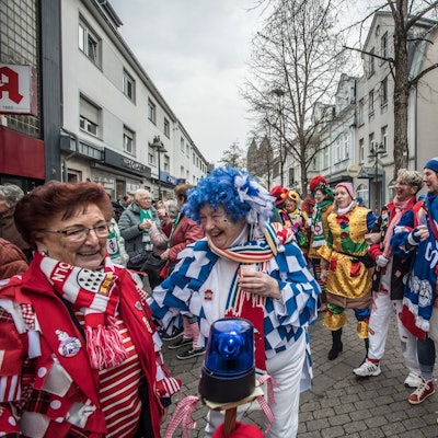 100 weiber ziehen durch die Schlebuscher Fußgängerzone und anschließend ins festzelt. Foto: Ralf Krieger