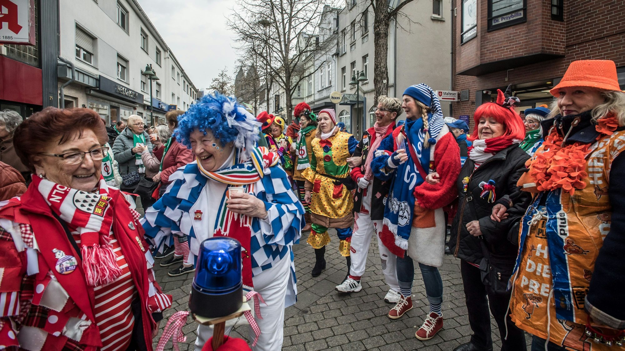 100 weiber ziehen durch die Schlebuscher Fußgängerzone und anschließend ins festzelt. Foto: Ralf Krieger