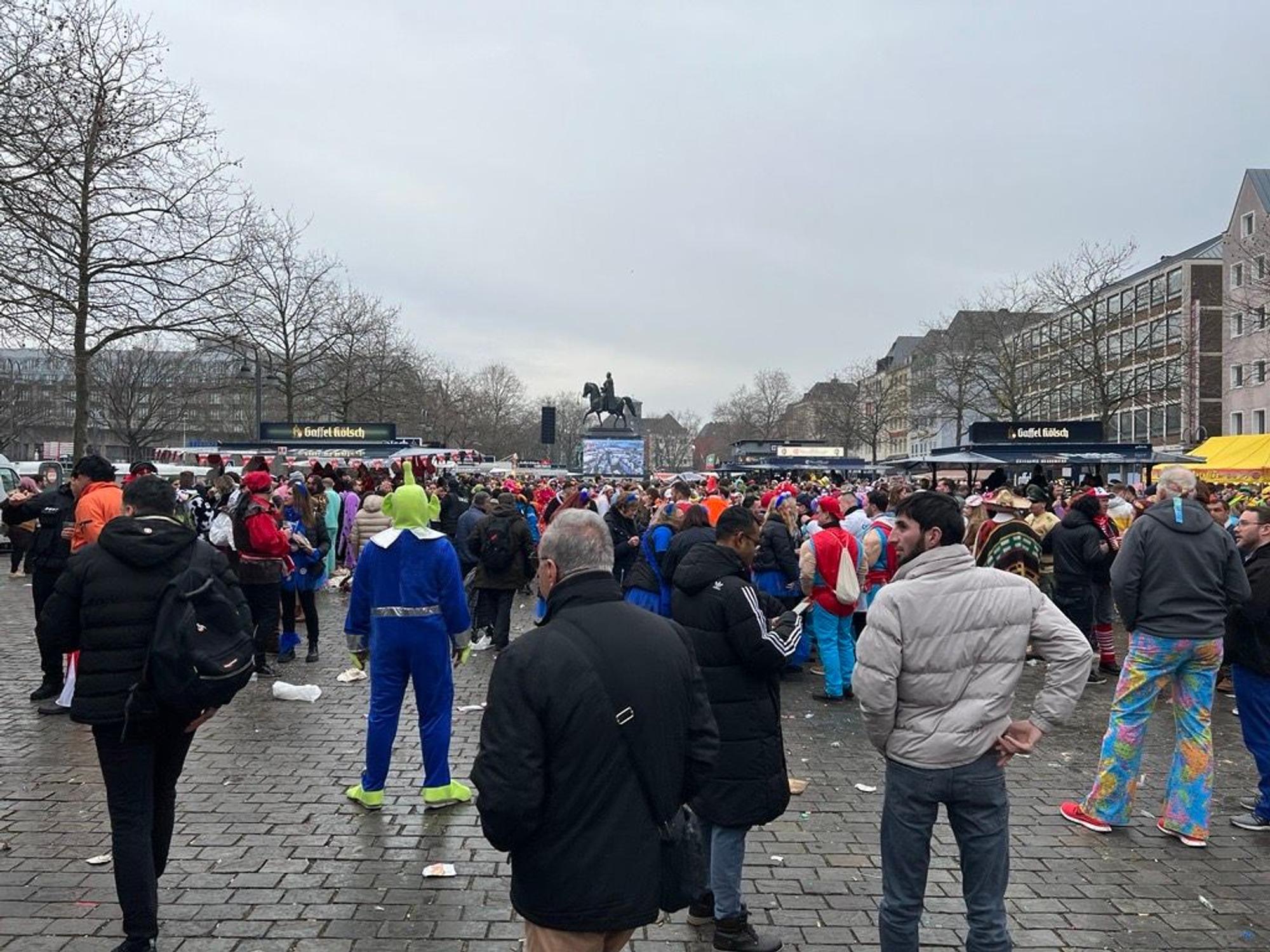Viele Feiernde am Heumarkt.