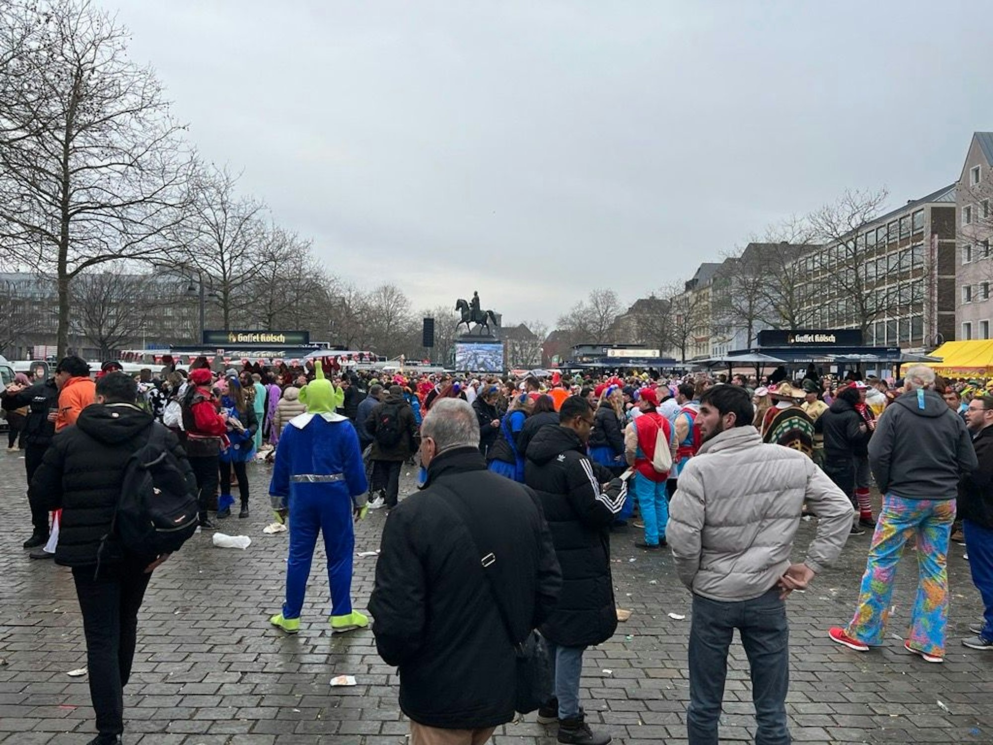 Viele Feiernde am Heumarkt.