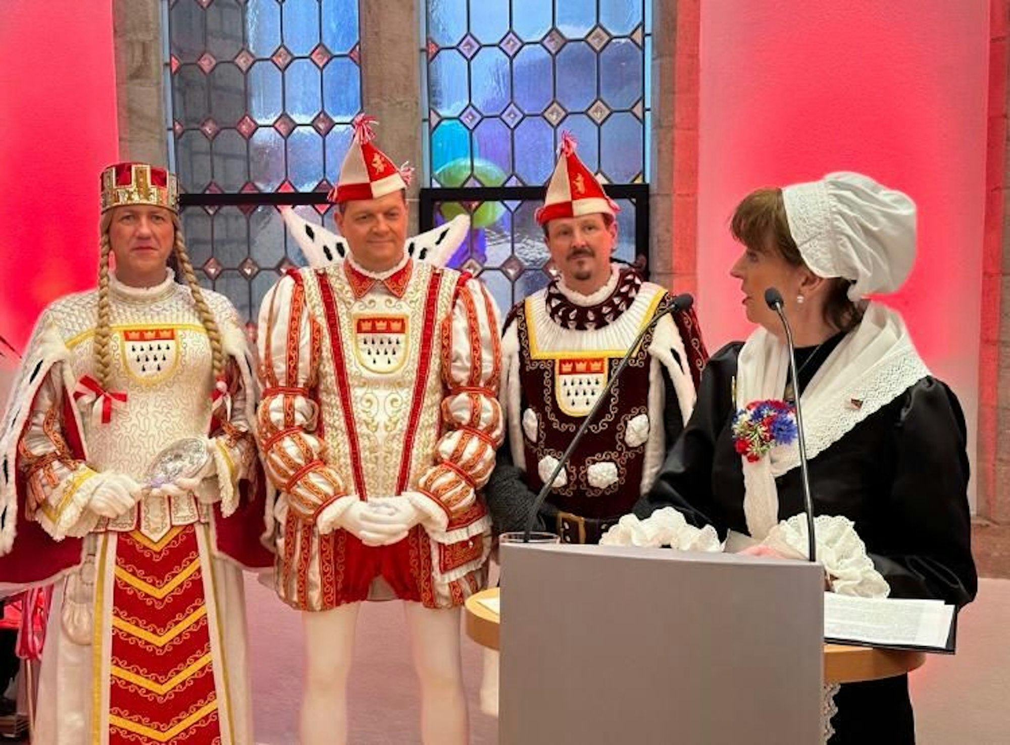 Das Kölner Dreigestirn zusammen mit Kölns OB Henriette Reker.