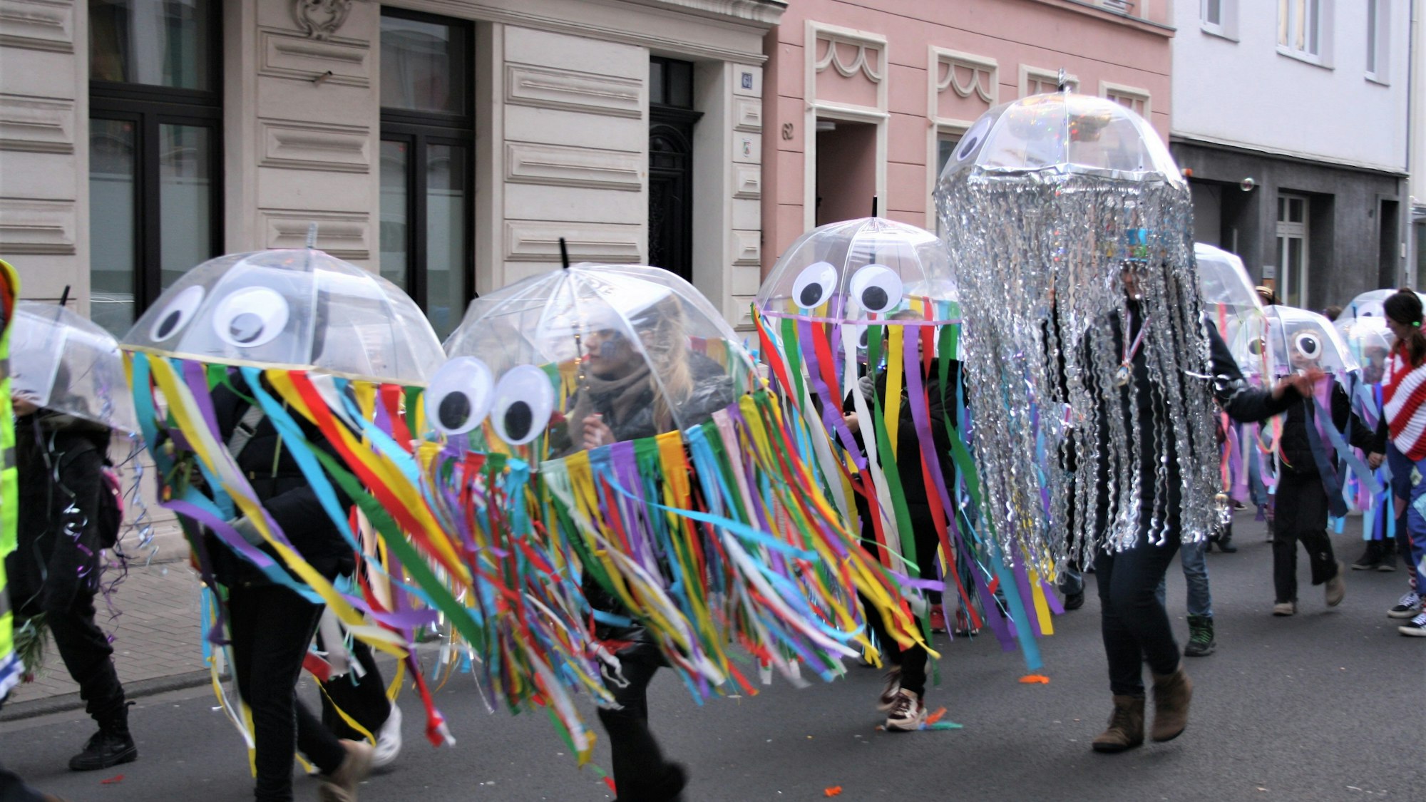 Einige Schülerinnen und Schüler stellten mit Regenschirmen Quallen nach.