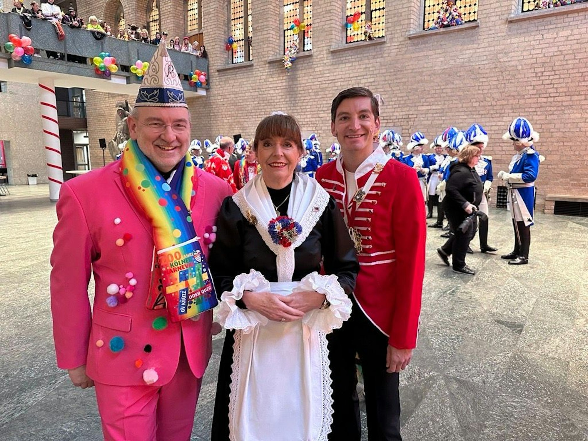 Henriette Reker als hellige Magd mit stadtsprecher Alexander Vogel und Ralph Sterck (FDP)