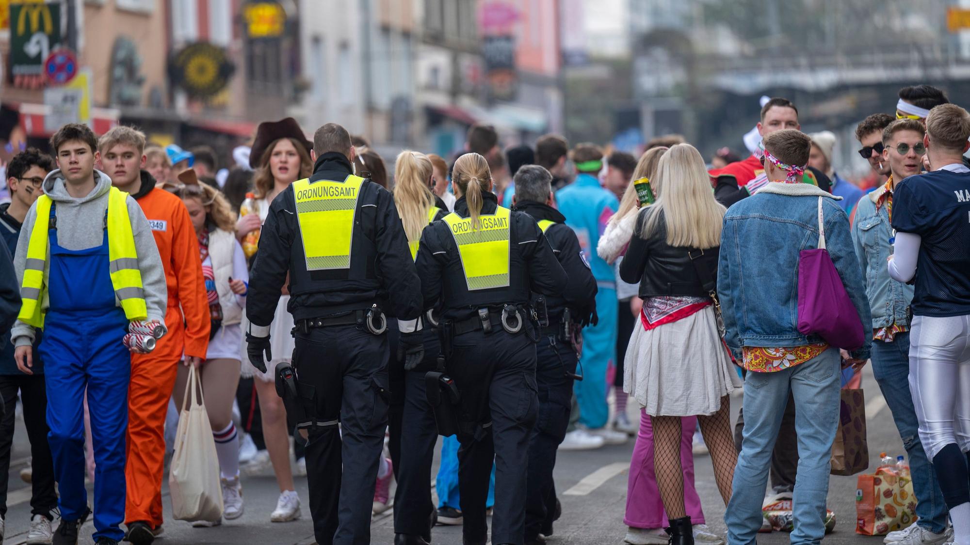 Weiberfastnacht 2023 im Kwartier Latäng