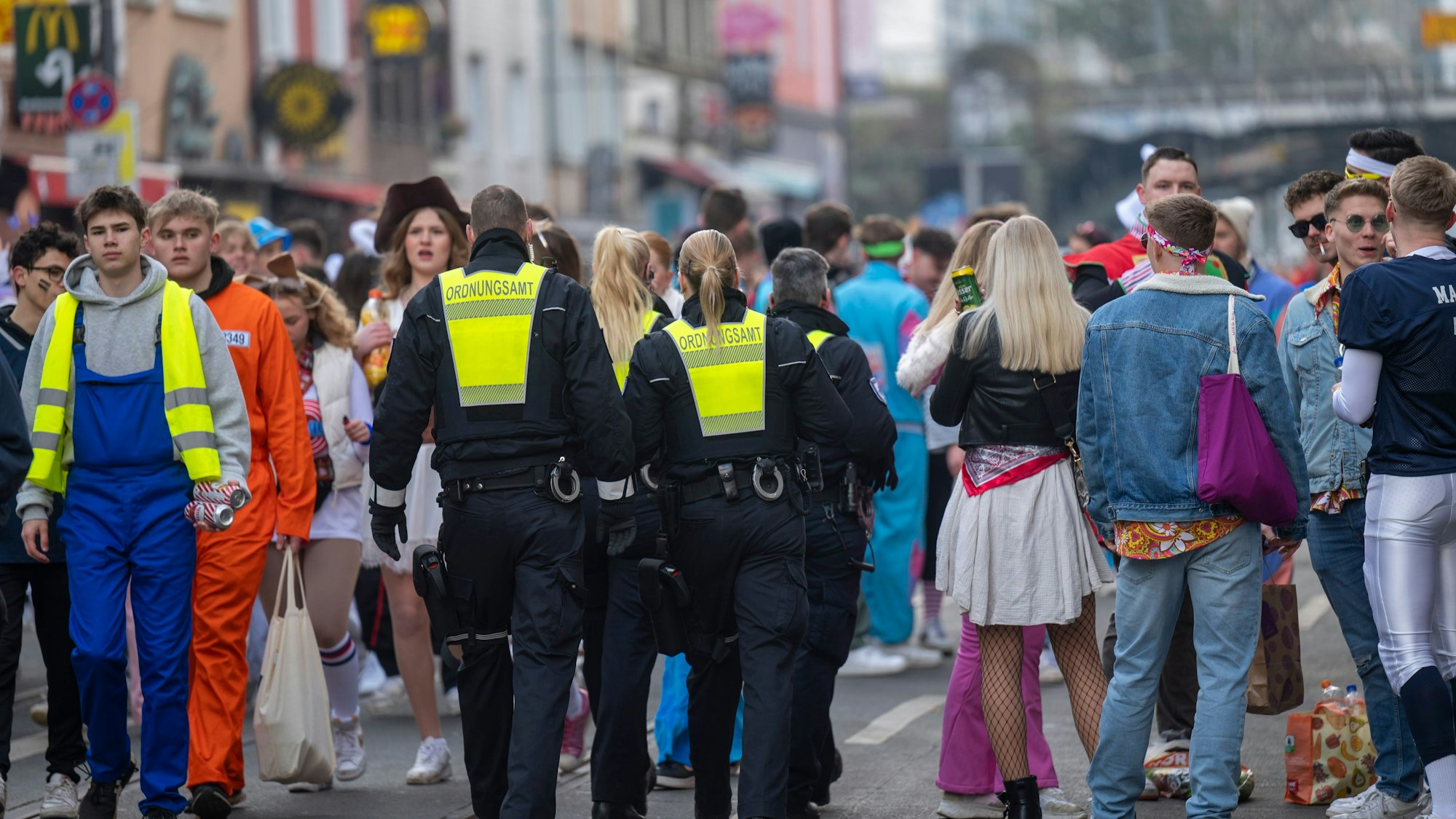 Weiberfastnacht 2023 im Kwartier Latäng