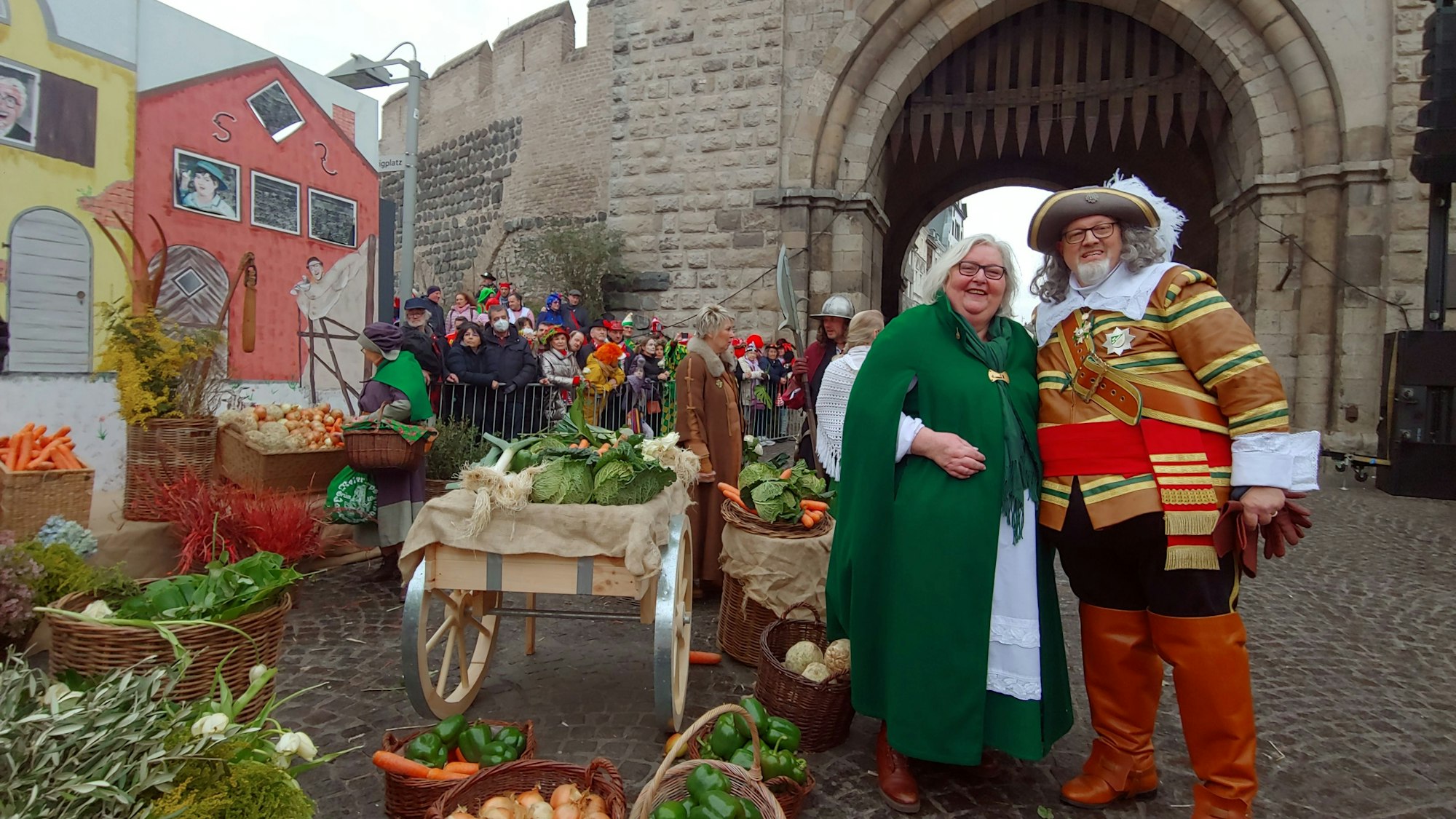 Sabine und Karl-Heinz Wührer stehen im Kostüm vor der Severinstorburg.