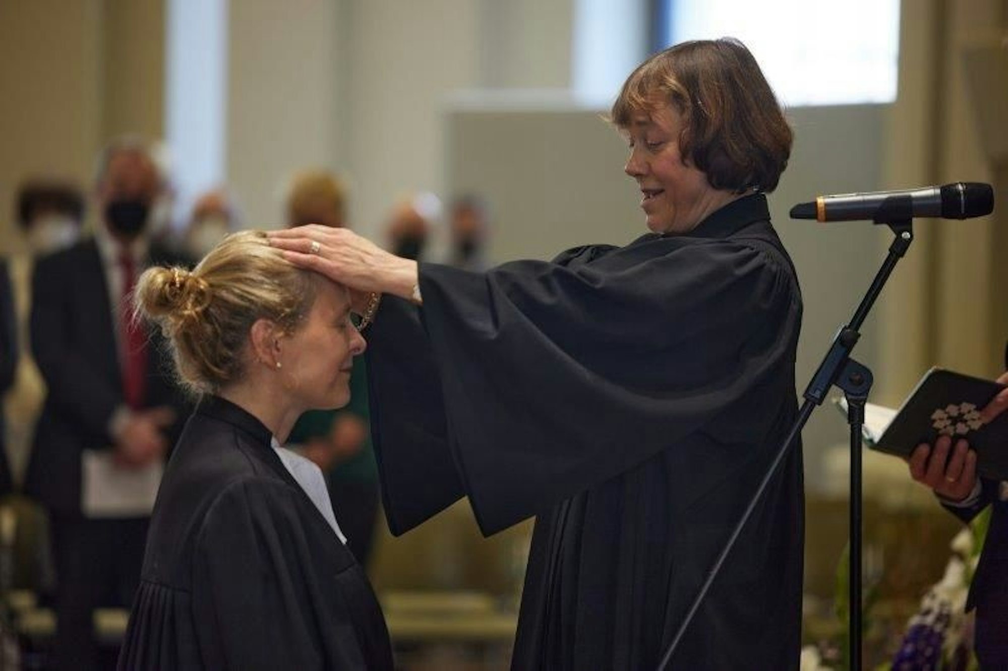 Die EKD-Ratsvorsitzende Annette Kurschus (rechts) legt Prälatin Anne Gidion zu deren Amtseinführung als Bevollmächtigte der EKD zum Segen die Hände auf.