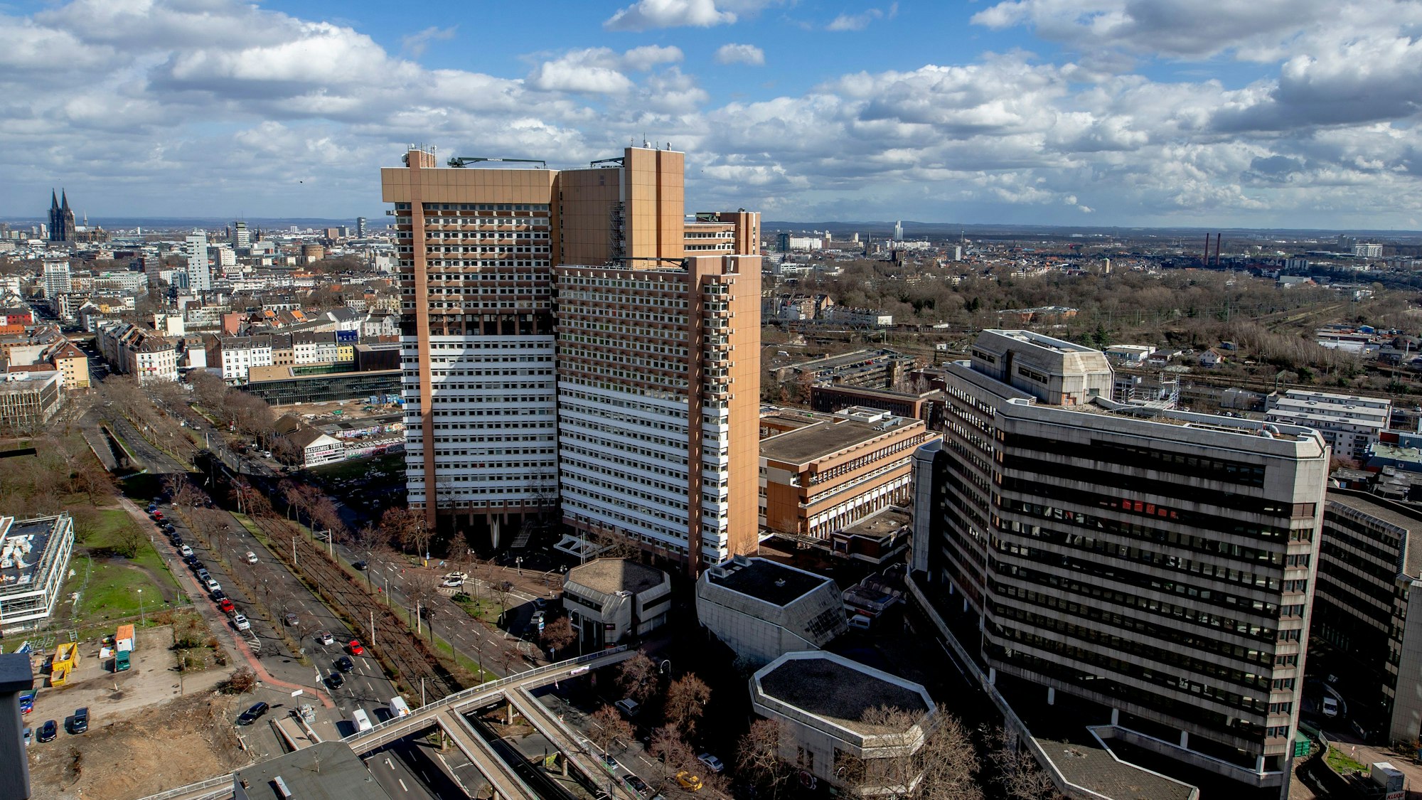 Blick auf das Justizzentrum Köln mit dem Amtsgericht und dem Landgericht und das ehemalige Gebäude der Arbeitsagentur (Agentur für Arbeit) in Köln