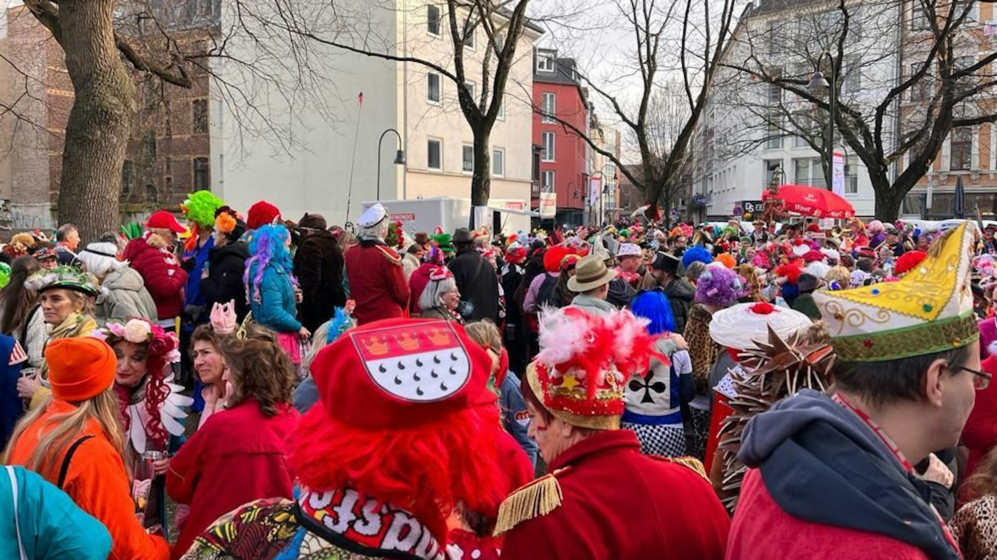 Die Jecken feiern auf den Straßen der Kölner Südstadt.