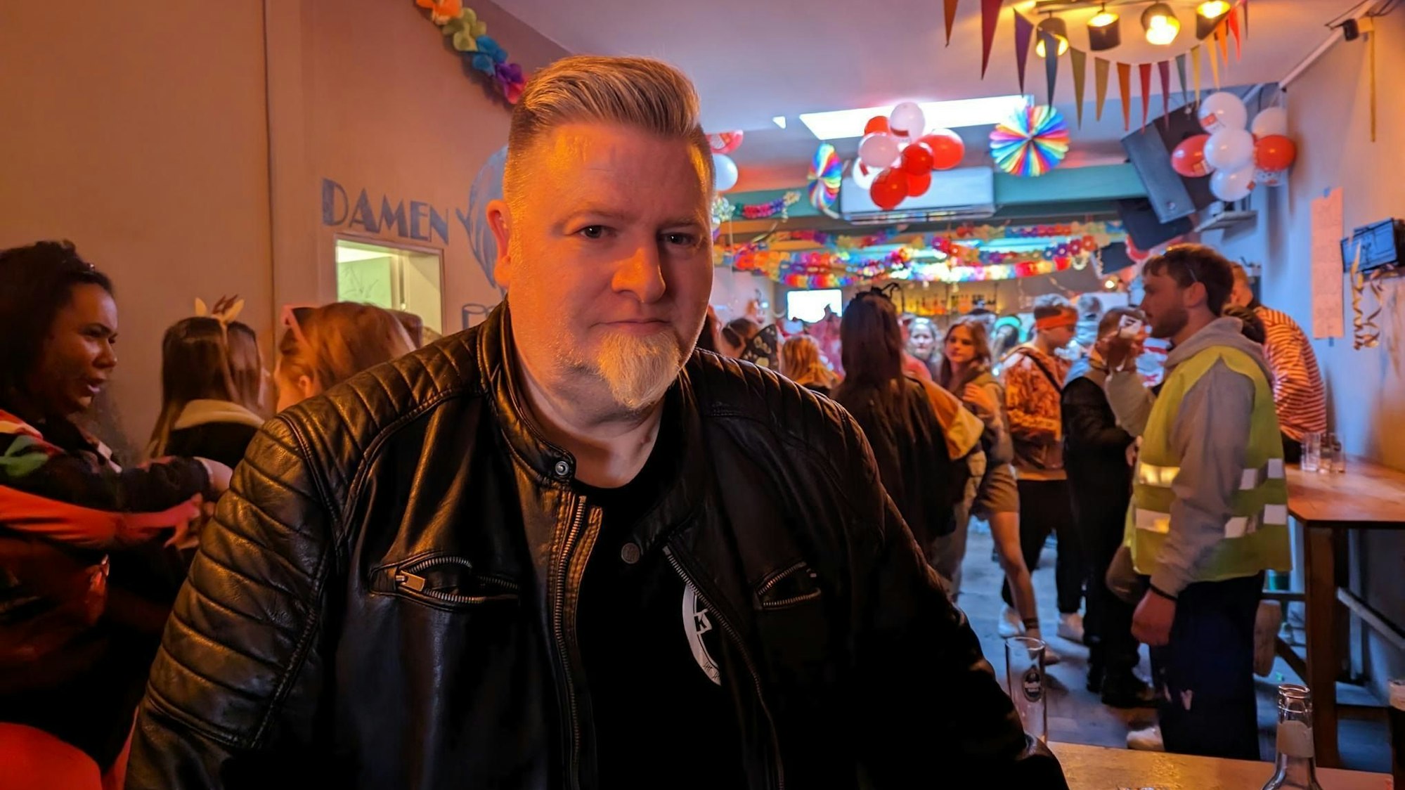 Markus Vogt in seiner Kneipe vor Luftballons und Luftschlangen.