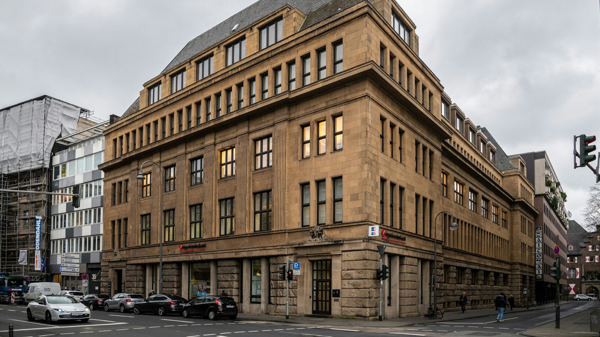 Das Bild zeigt ein Gebäude von außen, es steht in der Innenstadt.