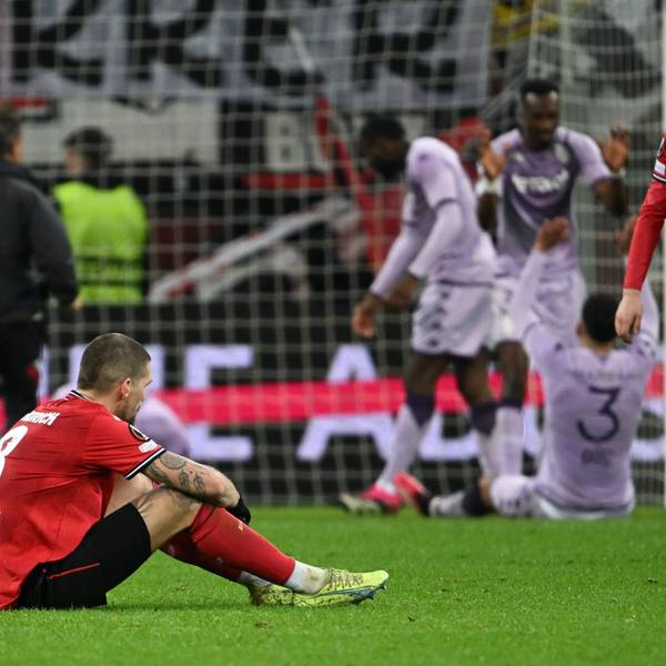 16.02.2023, Nordrhein-Westfalen, Leverkusen: Fußball, Europa League, Bayer 04 Leverkusen - AS Monaco, K.o.-Runde, Zwischenrunde, Hinspiel, BayArena. Leverkusens Robert Andrich (l) und Florian Wirtz sind nach dem Spiel enttäuscht. Foto: Federico Gambarini/dpa +++ dpa-Bildfunk +++