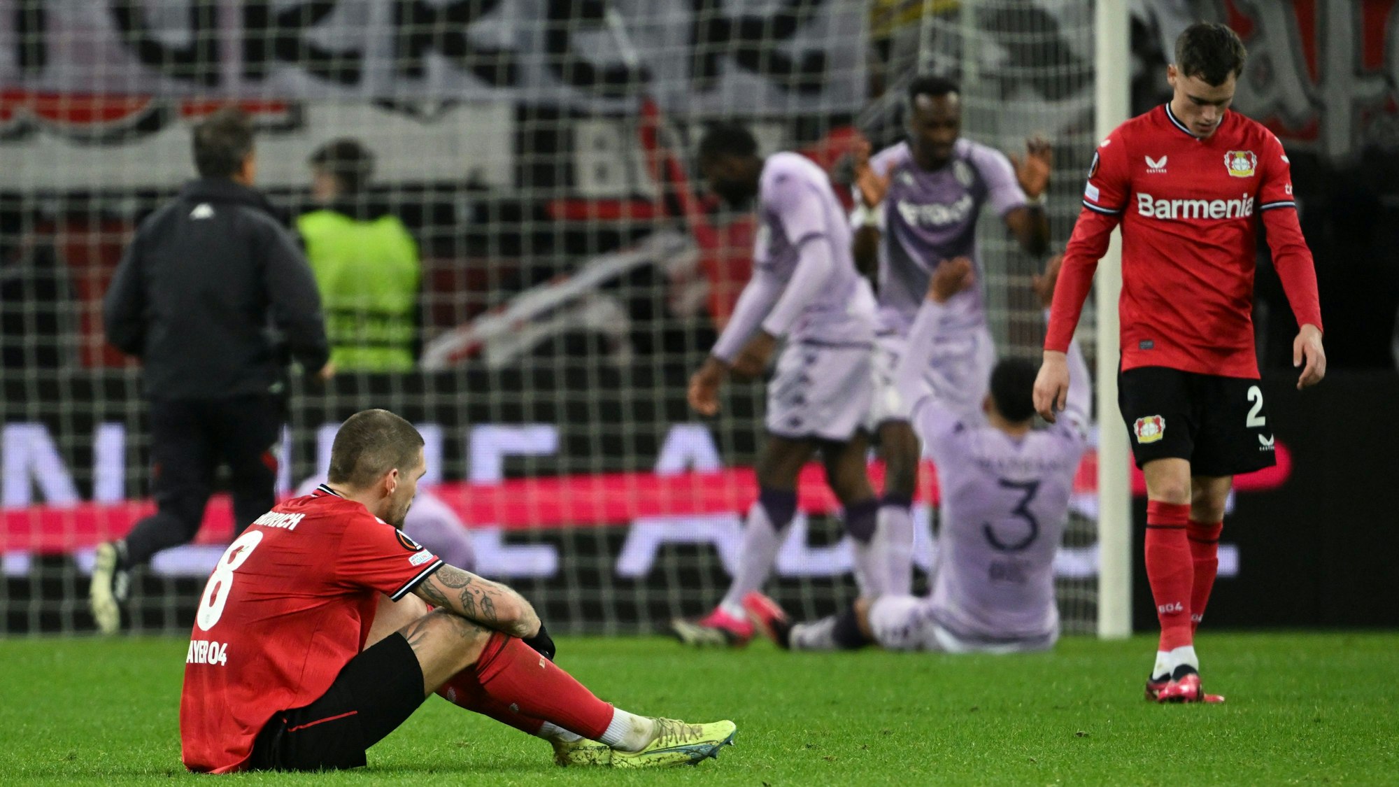 16.02.2023, Nordrhein-Westfalen, Leverkusen: Fußball, Europa League, Bayer 04 Leverkusen - AS Monaco, K.o.-Runde, Zwischenrunde, Hinspiel, BayArena. Leverkusens Robert Andrich (l) und Florian Wirtz sind nach dem Spiel enttäuscht. Foto: Federico Gambarini/dpa +++ dpa-Bildfunk +++