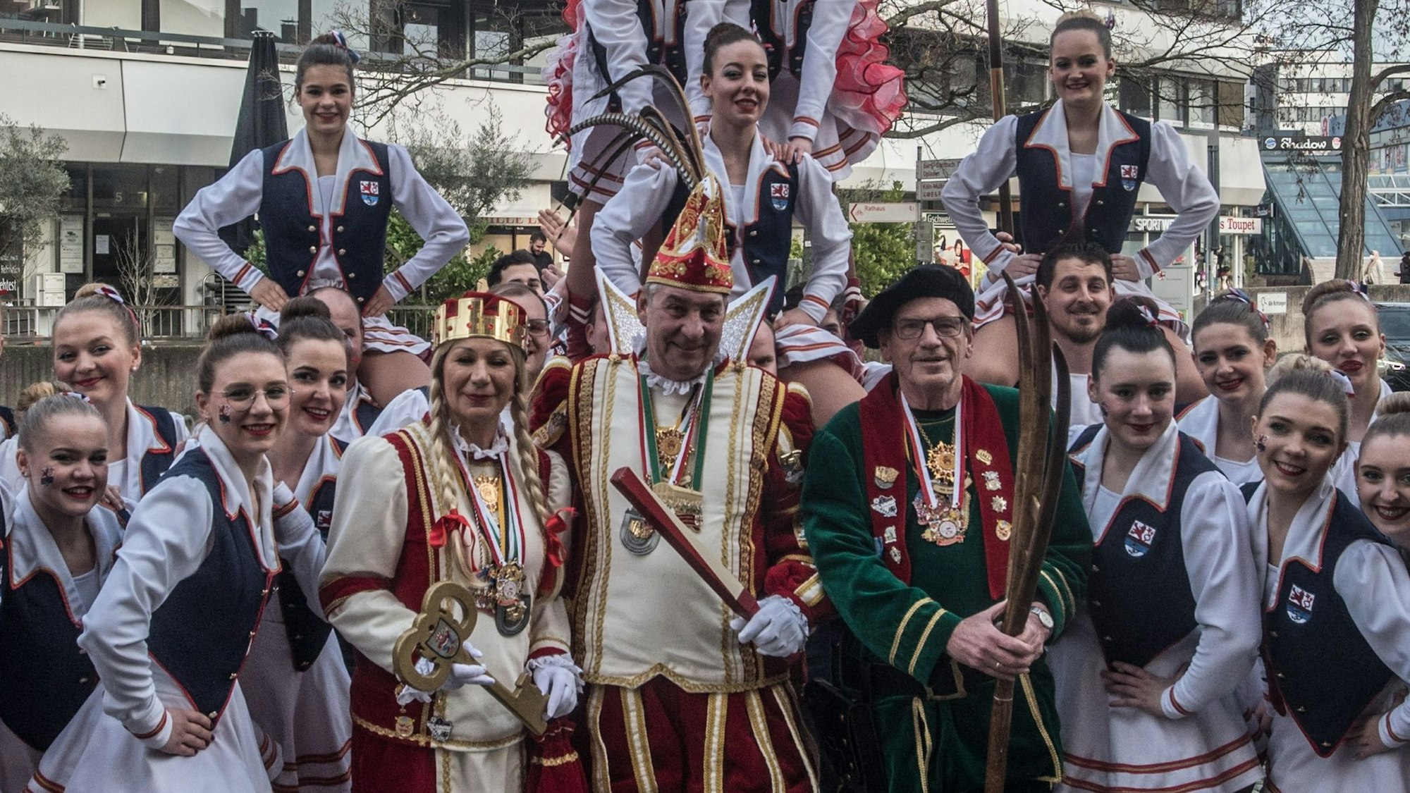 Das Hitdorfer Dreigestirn mit Prinz Volker in der Mitte
