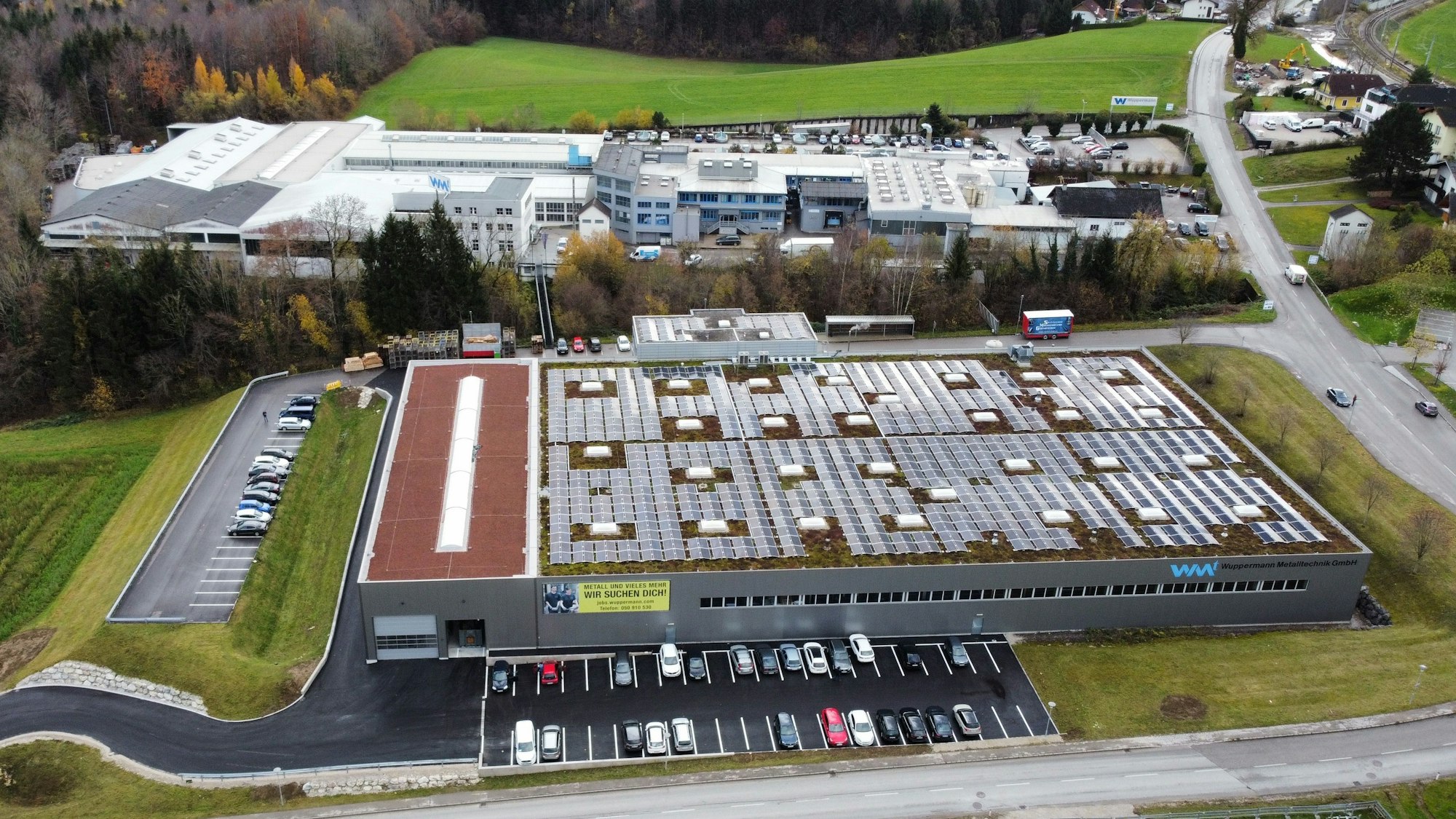 Luftbild der neuen Halle des Wuppermann-Werks in Altmünster, Österreich