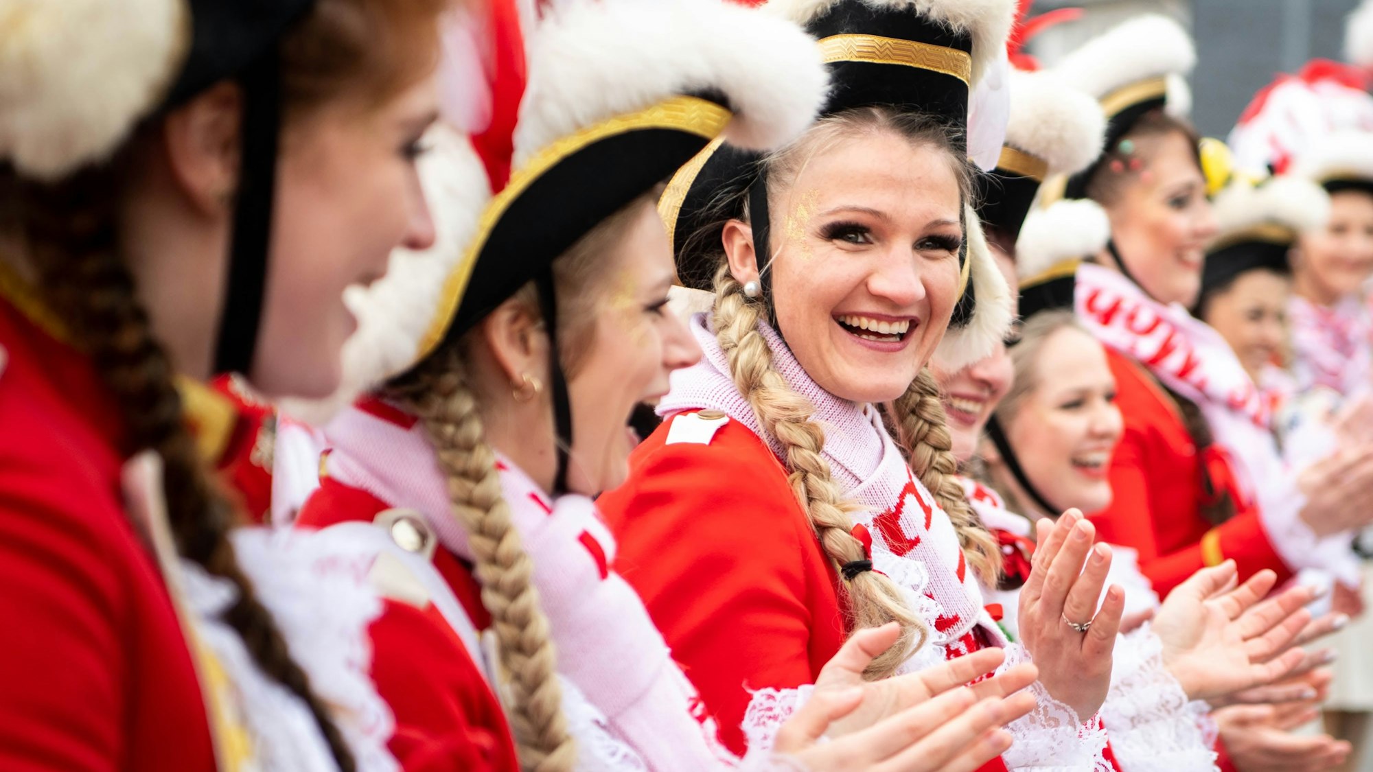 Klatschmarsch von den Mädels der Tanzgarde.