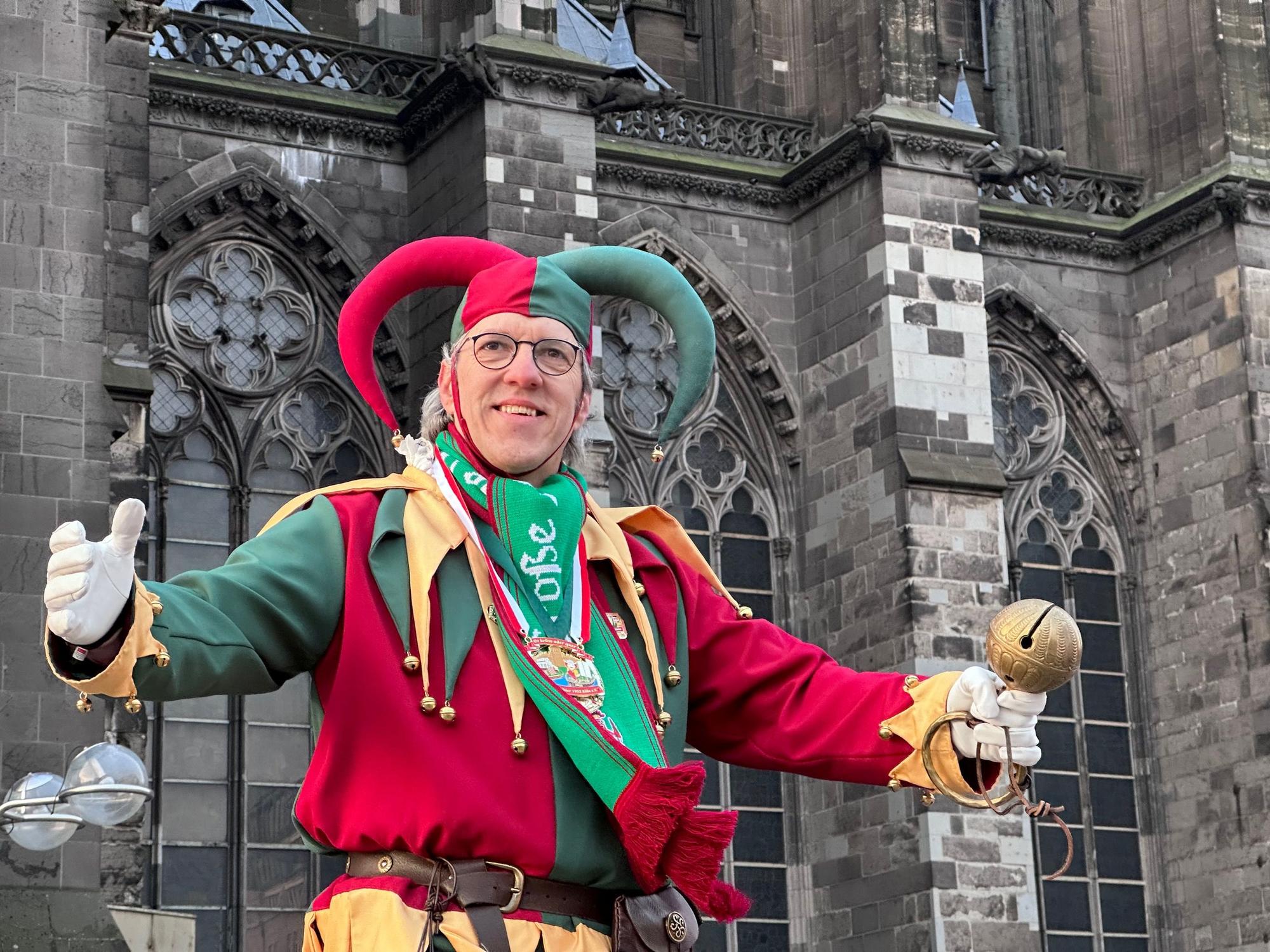 Der Bellecjek steht vor dem Dom.